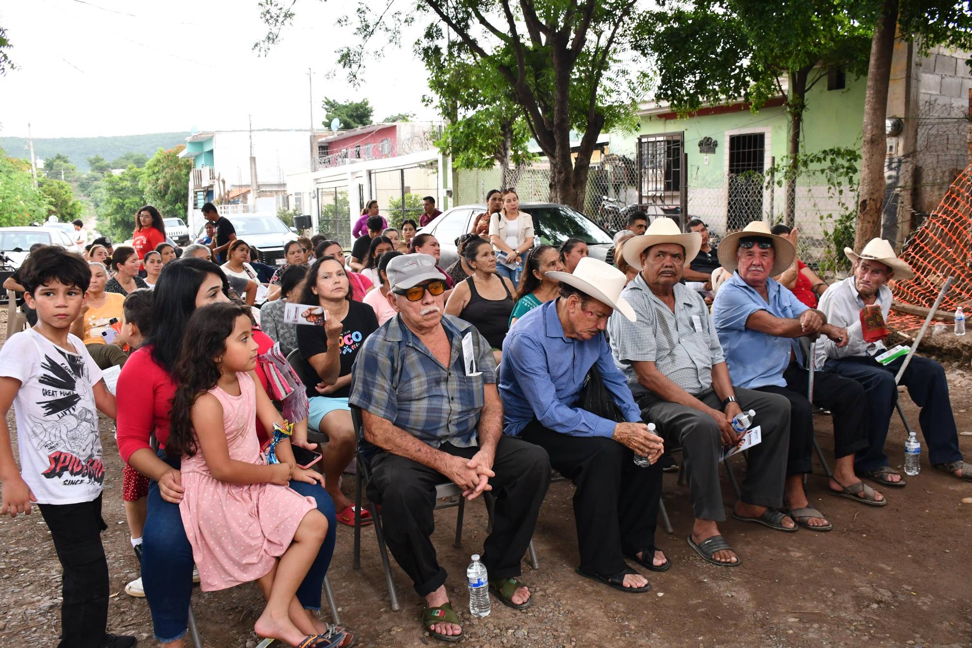 $!Merary Villegas rinde informe legislativo frente a vecinos de la Renato Vega Amador en Culiacán