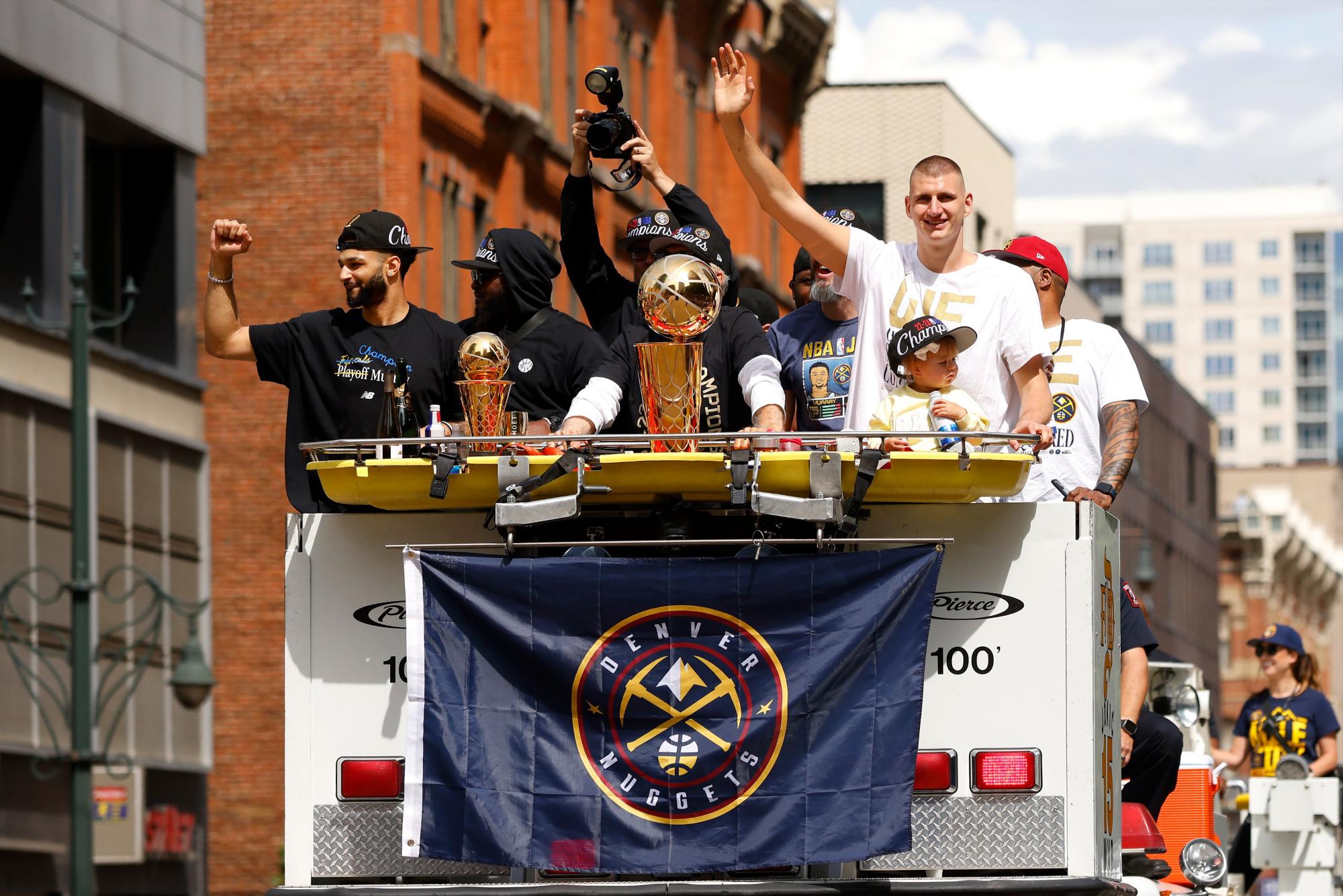 $!Nuggets celebran el título NBA a bordo de camiones de bomberos