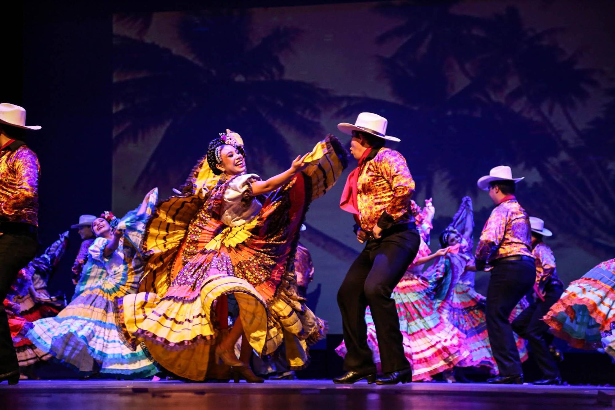 $!Se bailó con un popurrí con las piezas Arriba mi Sinaloa, El costeño, De Mazatlán a Acaponeta, El camarón pelao y El toro mambo.