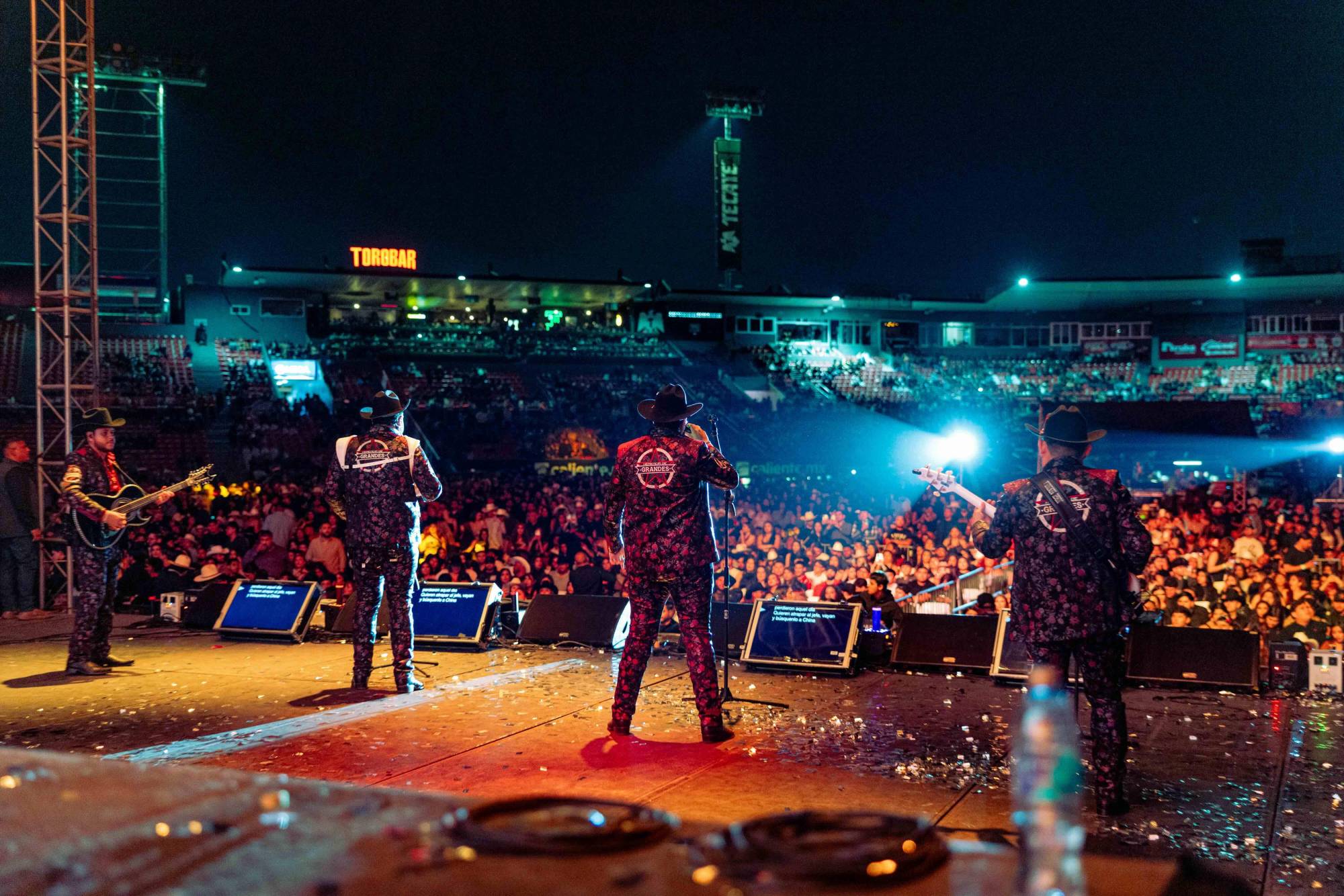 $!Cerca de ocho mil personas asistieron al concierto que Herencia de Grandes ofreció en el Estadio Mobil Park de Tijuana.