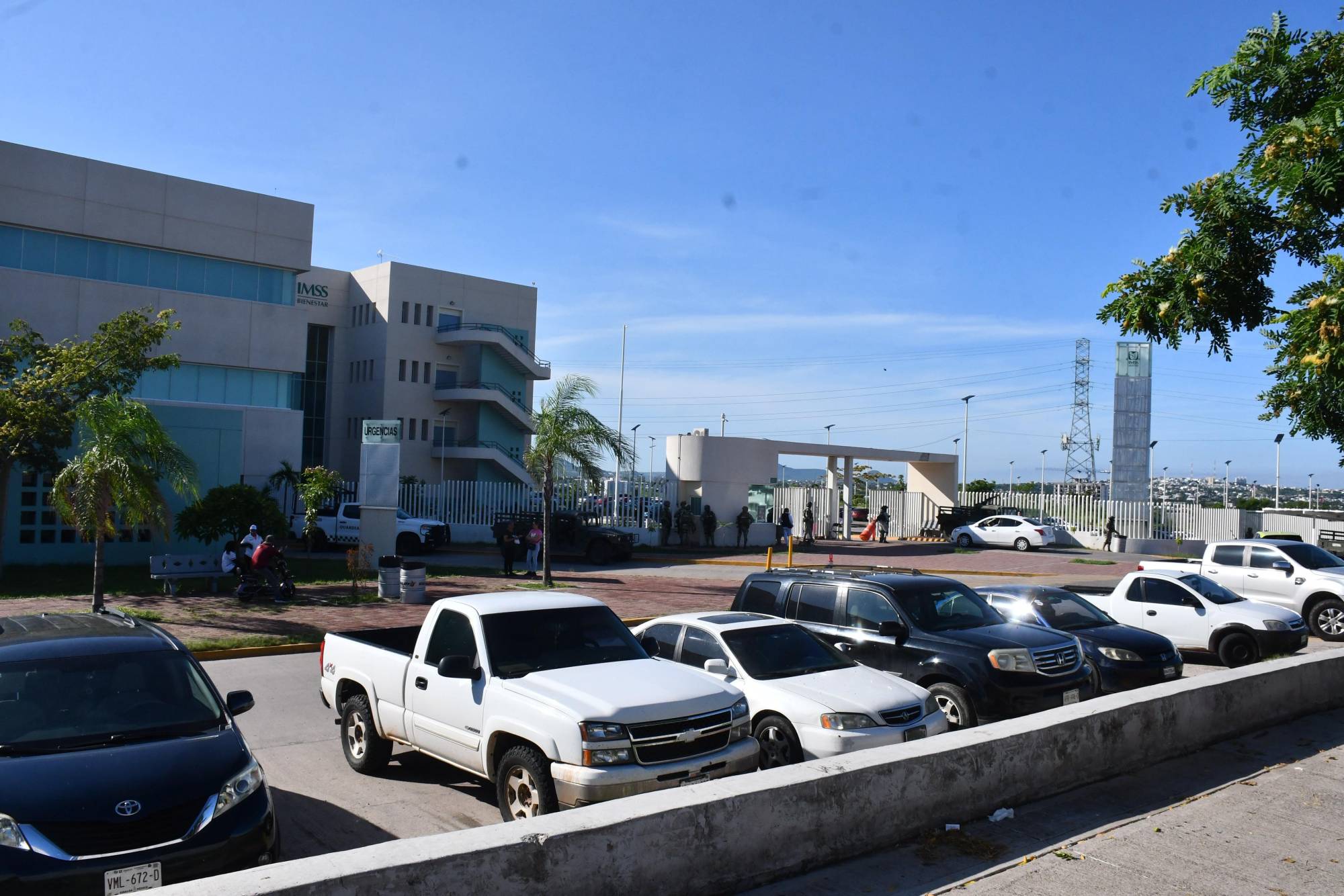 $!Amanece el Hospital General de Culiacán con resguardo militar en sus accesos