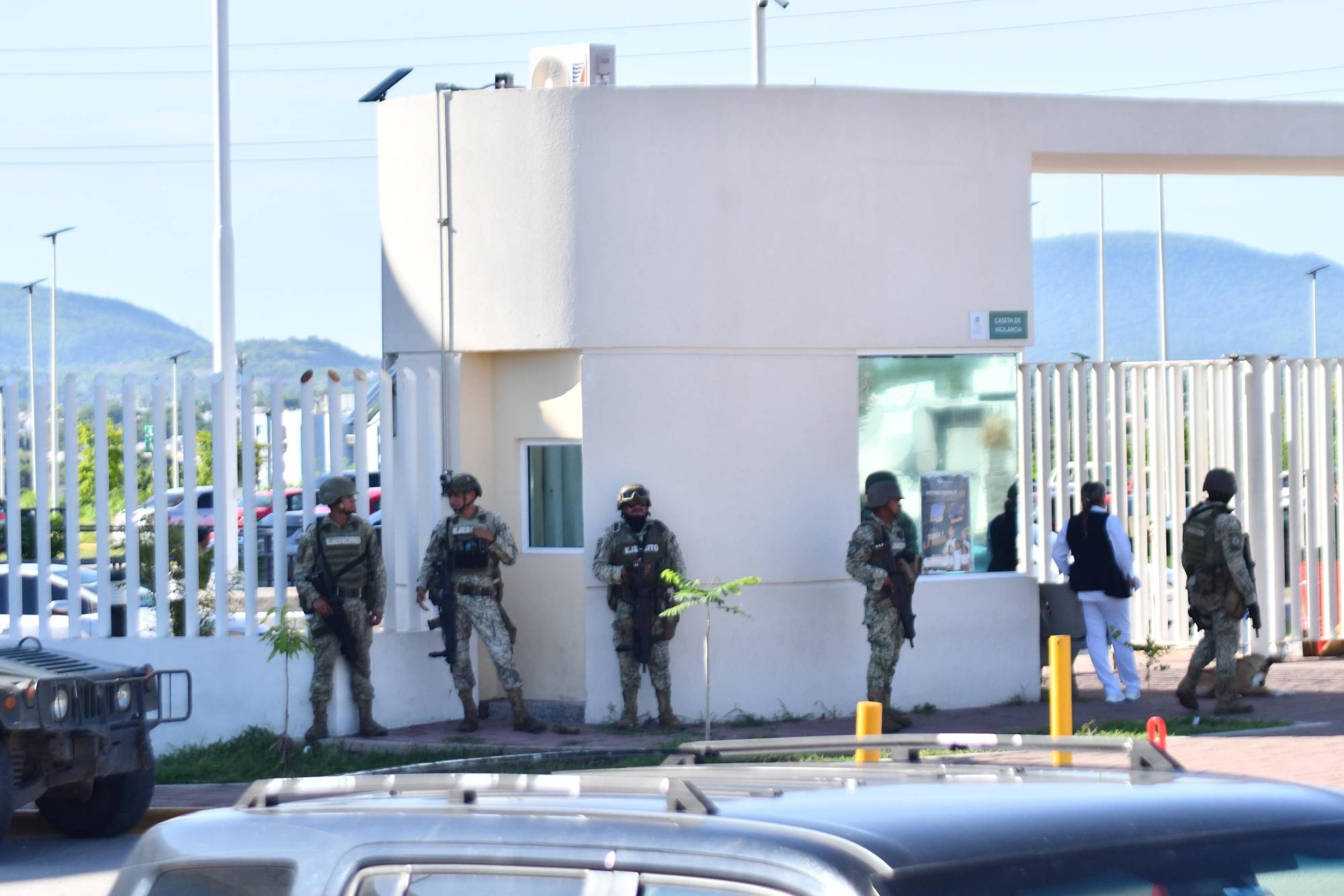 $!Amanece el Hospital General de Culiacán con resguardo militar en sus accesos
