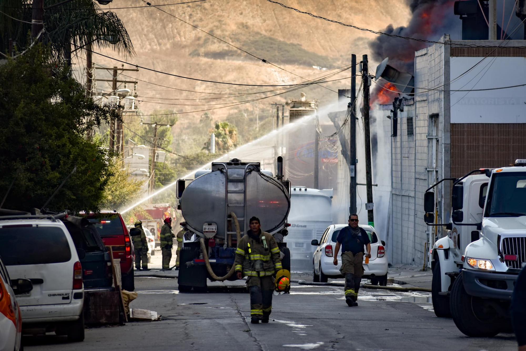 $!Arrasa incendio con fábrica de esponjas en Tijuana