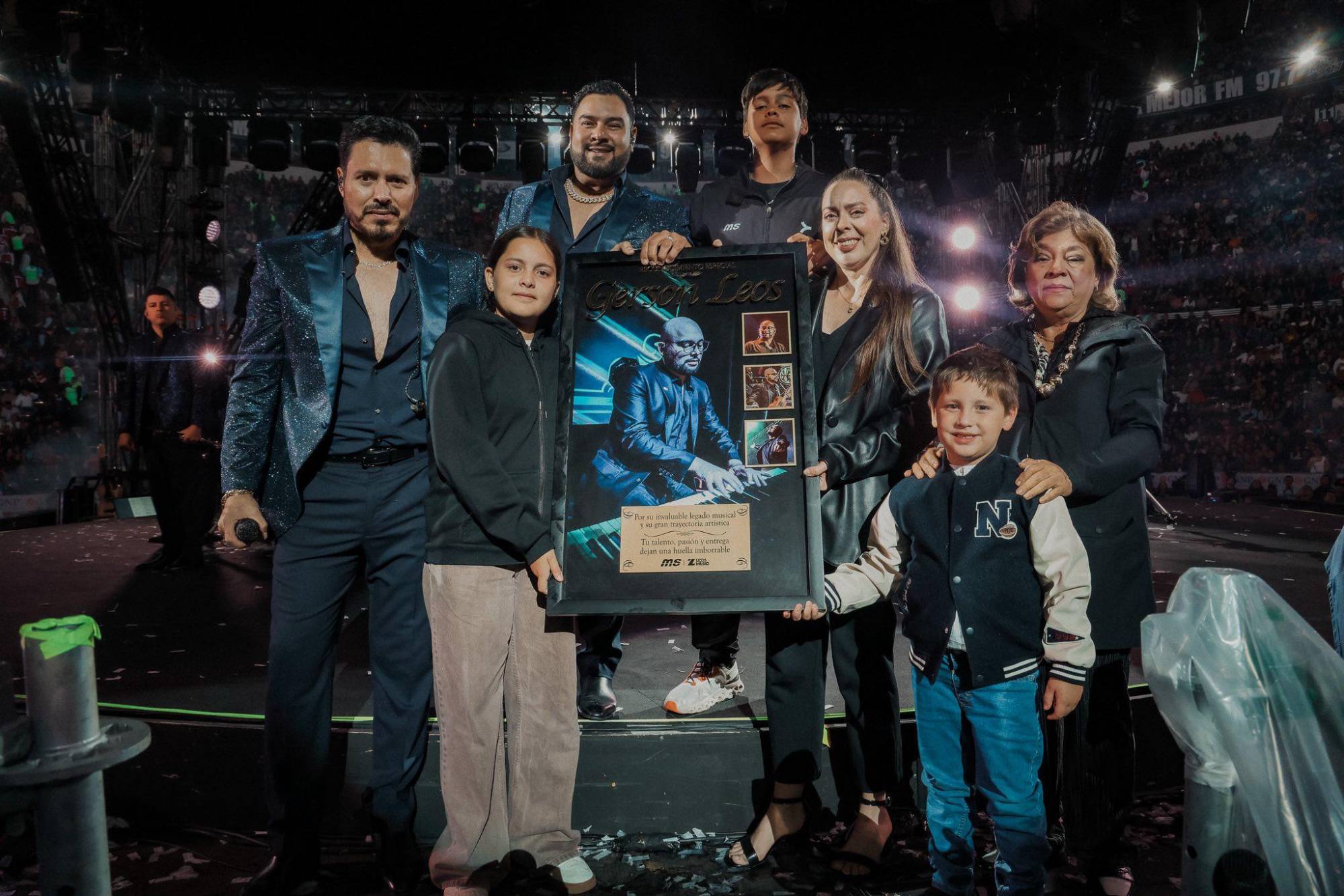 $!La familia de Gerson Leos recibió el reconocimiento póstumo durante el concierto de Banda MS en la Plaza de Toros México, en un emotivo homenaje que fue ovacionado por el público.