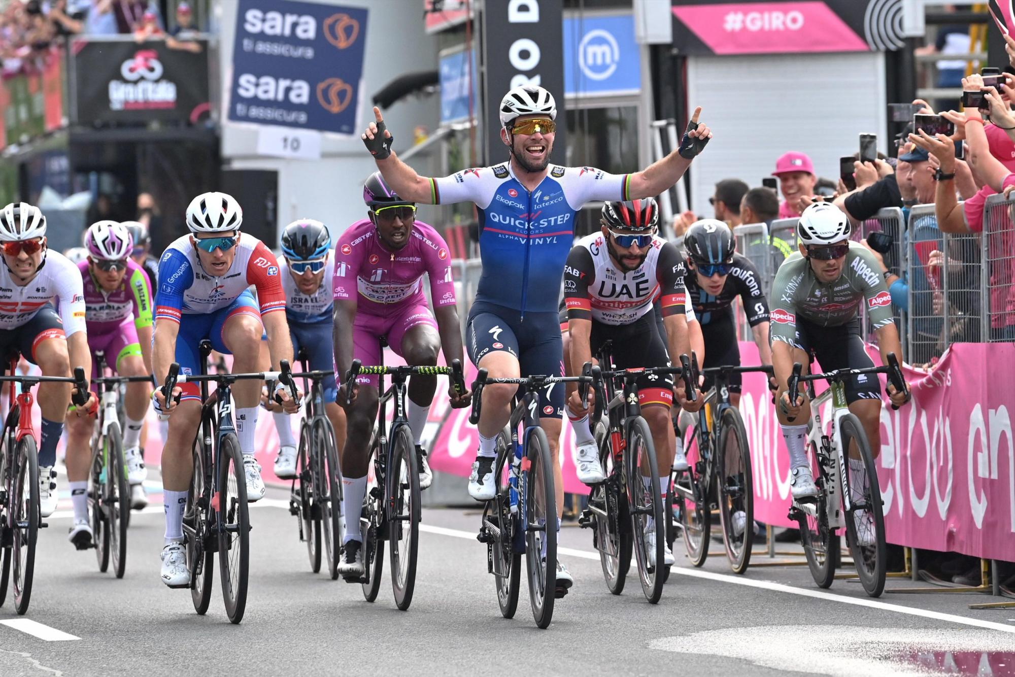 $!Mark Cavendish gana el sprint y agranda su leyenda en el Giro de Italia