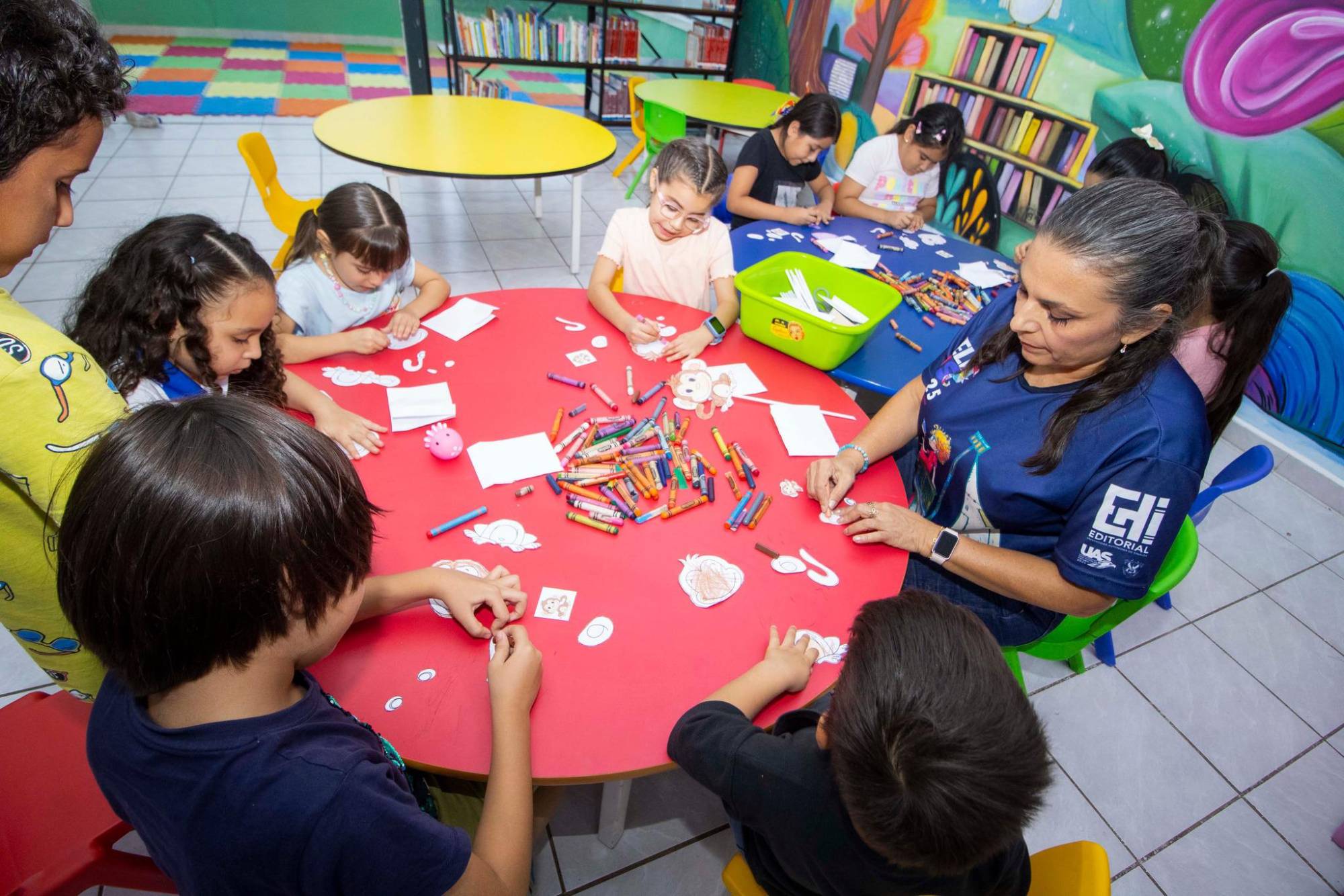 $!La coordinadora ayuda a los niños a realizar sus trabajos.