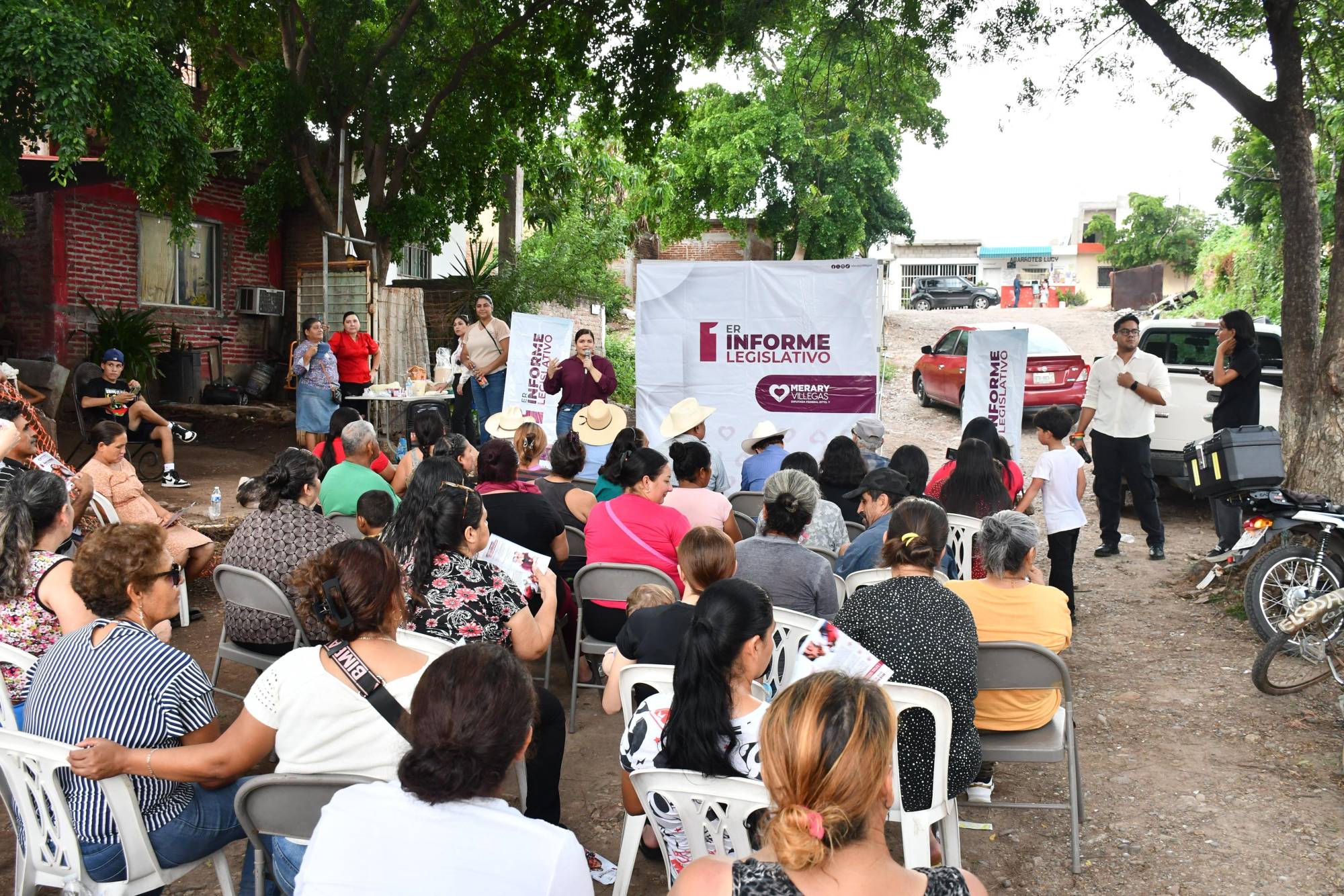 $!Merary Villegas rinde informe legislativo frente a vecinos de la Renato Vega Amador en Culiacán