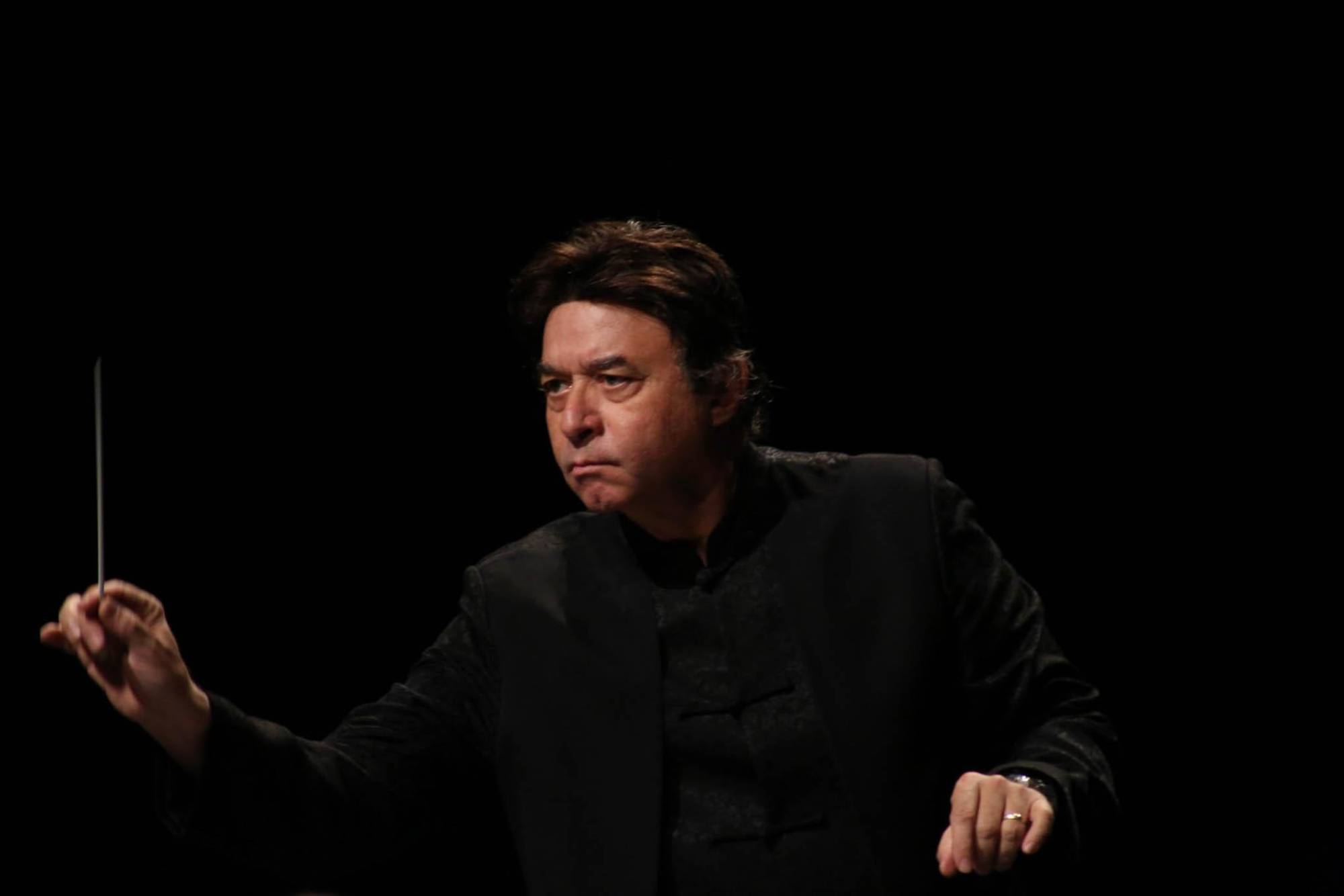 $!El director brasileño Claudio Cohen condujo el concierto.