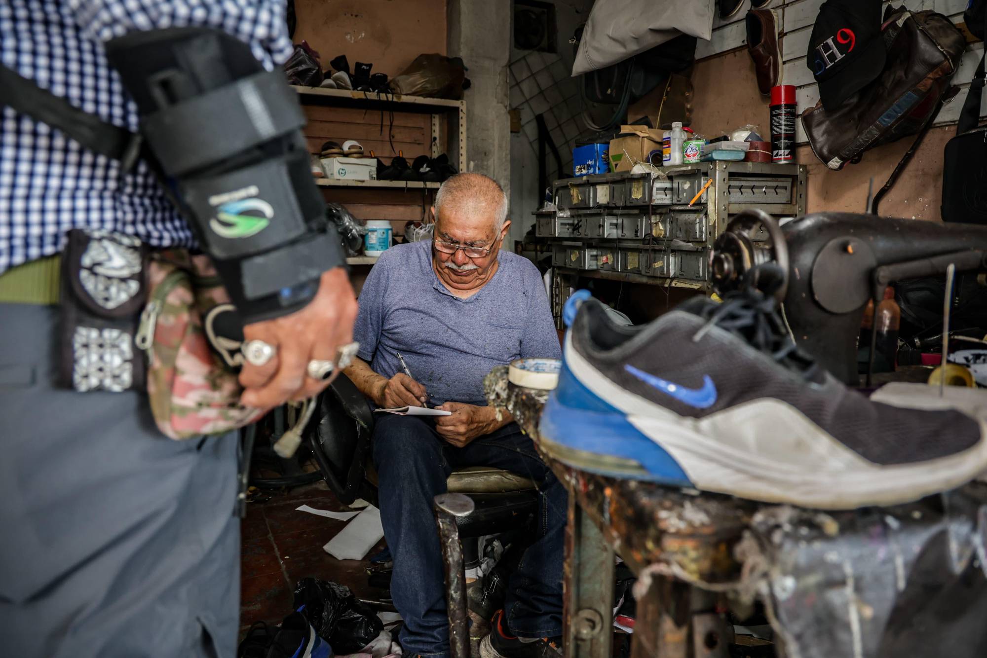 $!La vida de Juan González: 80 años de ver la vida como zapatero en Culiacán