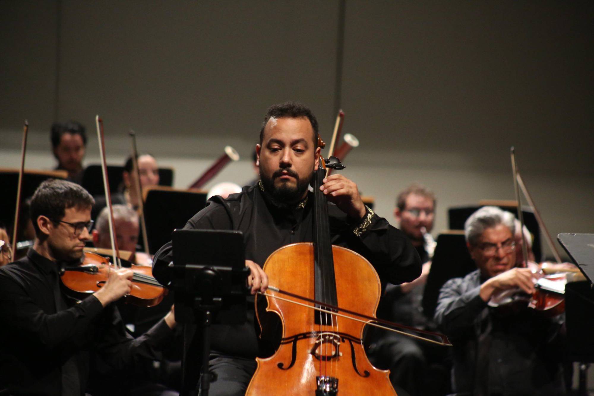 $!El violonchelista Octavio Hidalgo participó como solistas.