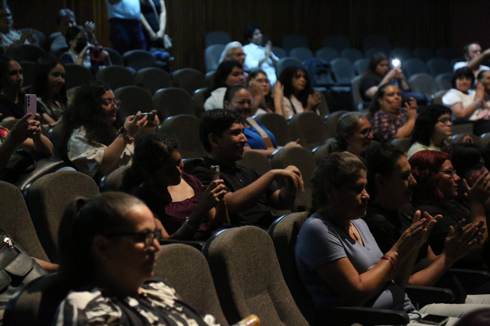 $!El público escuchó entusiasmado a la actriz.