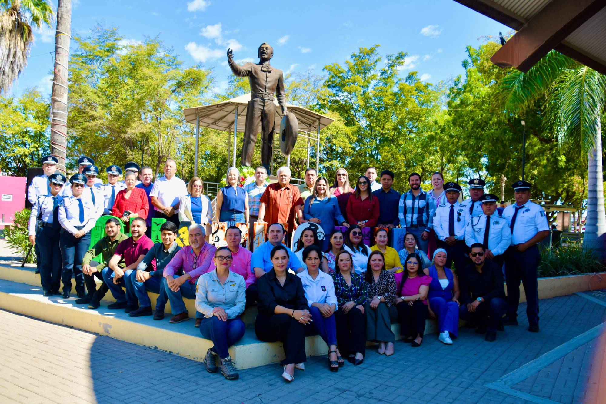 $!Las actividades conmemorativas iniciaron en el monumento, donde se llevó a cabo el tradicional pase de lista a los agentes de tránsito.