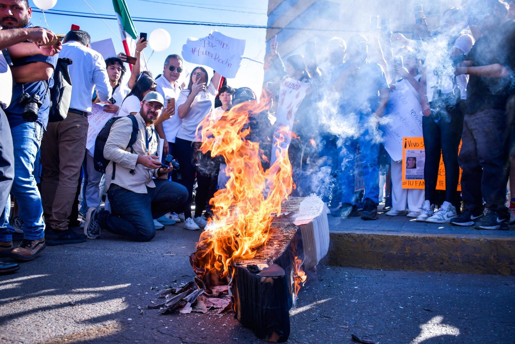 $!Ciudadanos inundan primer cuadro de Culiacán con carteles de rechazo a Rocha Moya y exigencias de justicia