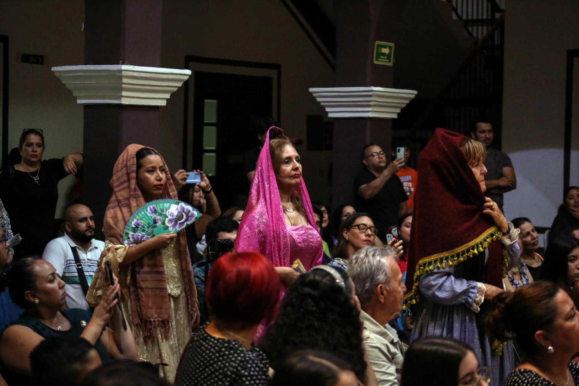 $!Los asistentes aplaudieron la fiesta de la zarzuela.