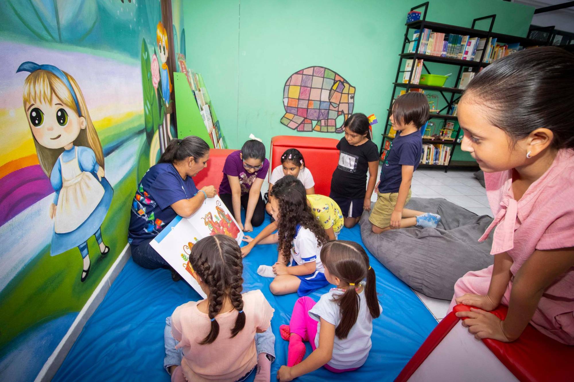 $!Los niños hacían preguntas y repetían las rimas que comprende el cuento.