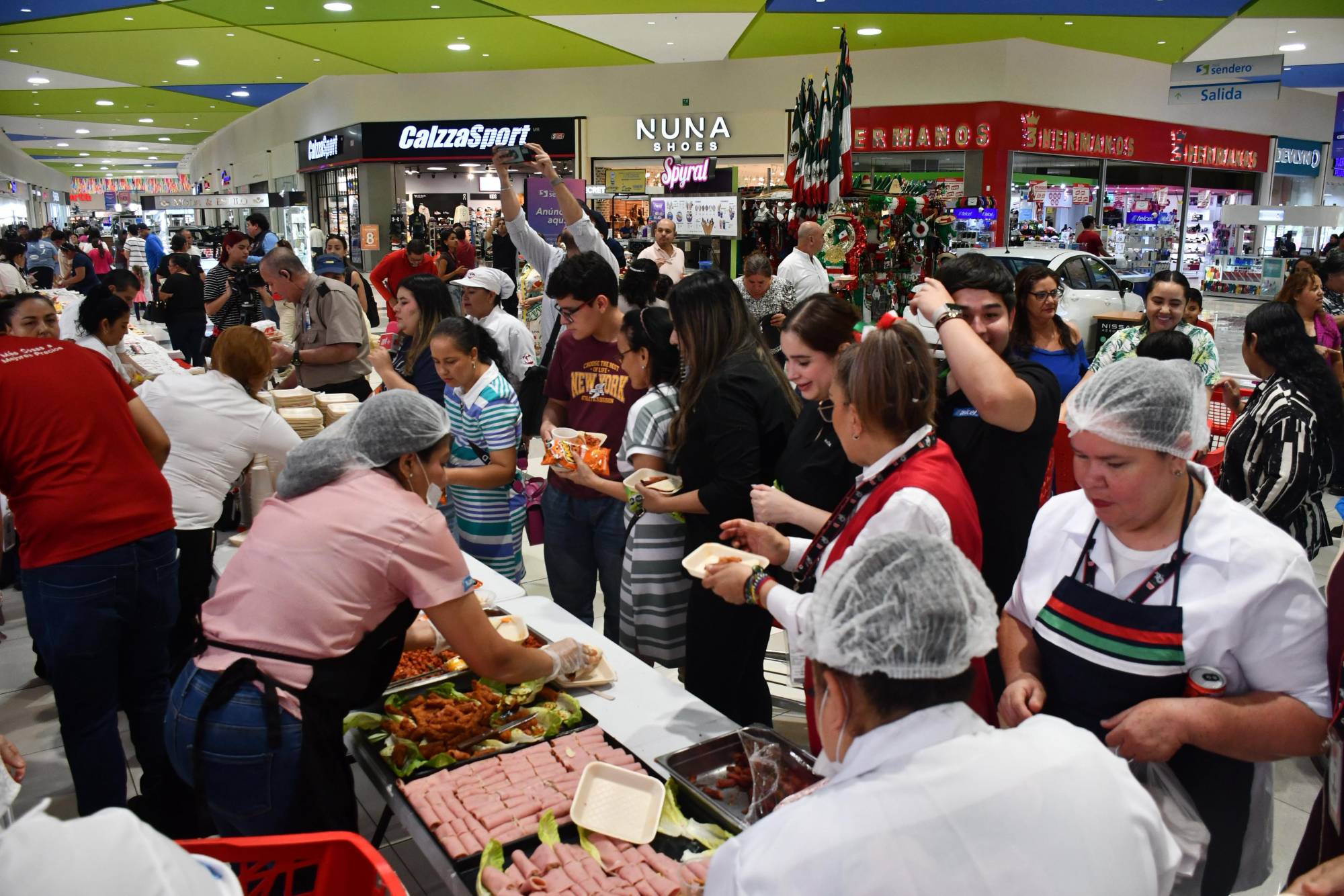 $!Casa Ley celebra 71 años de su fundación junto a sus clientes en Culiacán