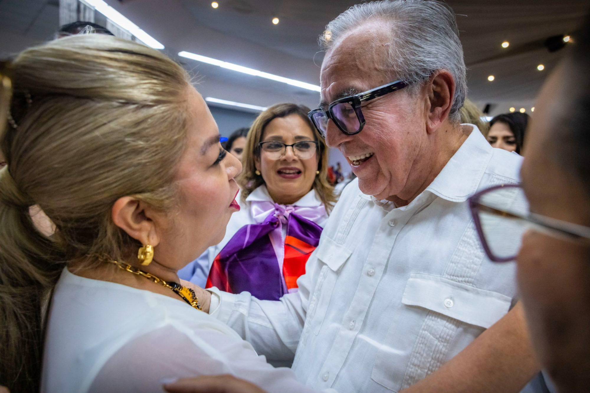 $!Gobernador de Sinaloa entrega Cartilla de Derechos de las Mujeres a agremiadas del SNTE 53