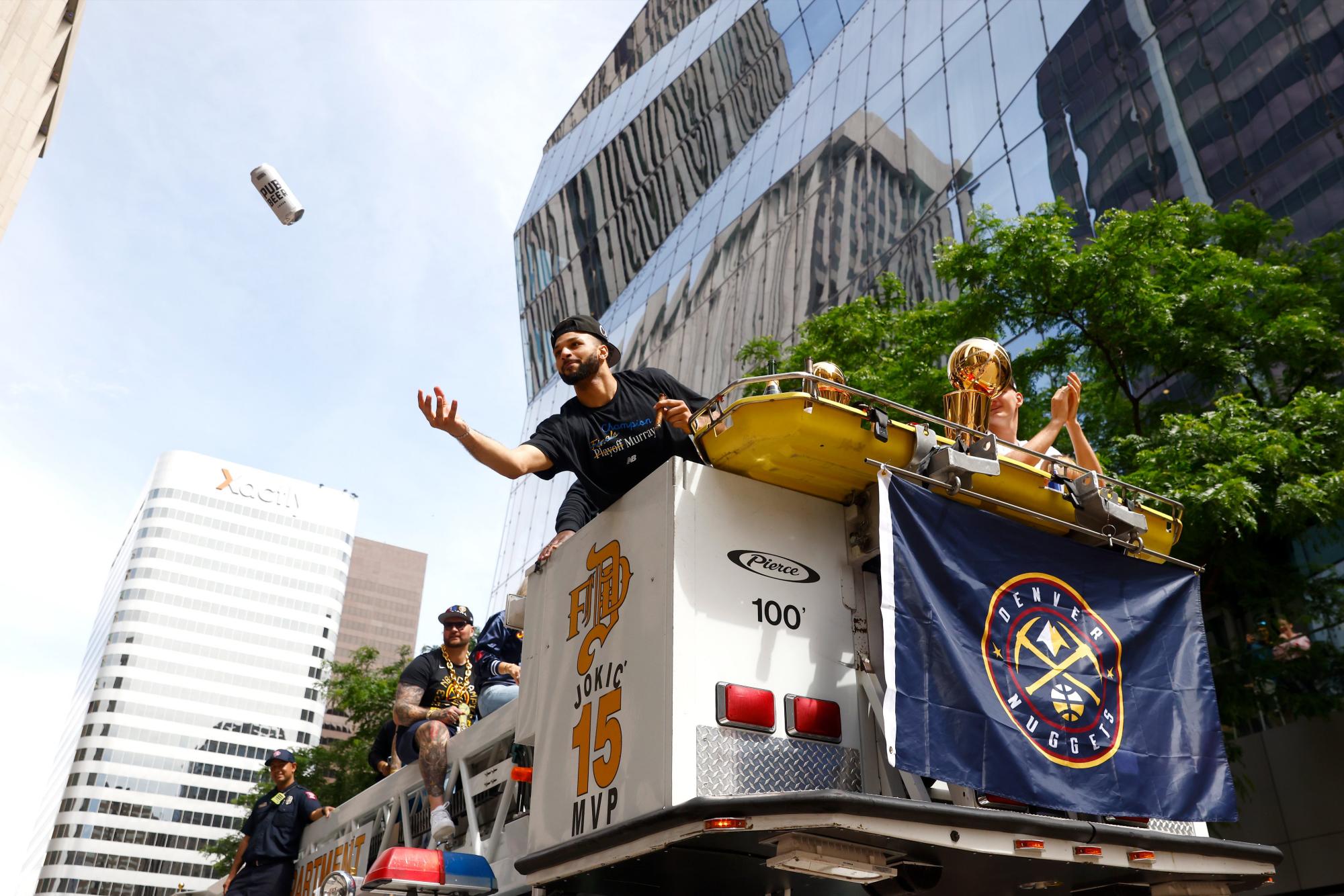 $!Nuggets celebran el título NBA a bordo de camiones de bomberos