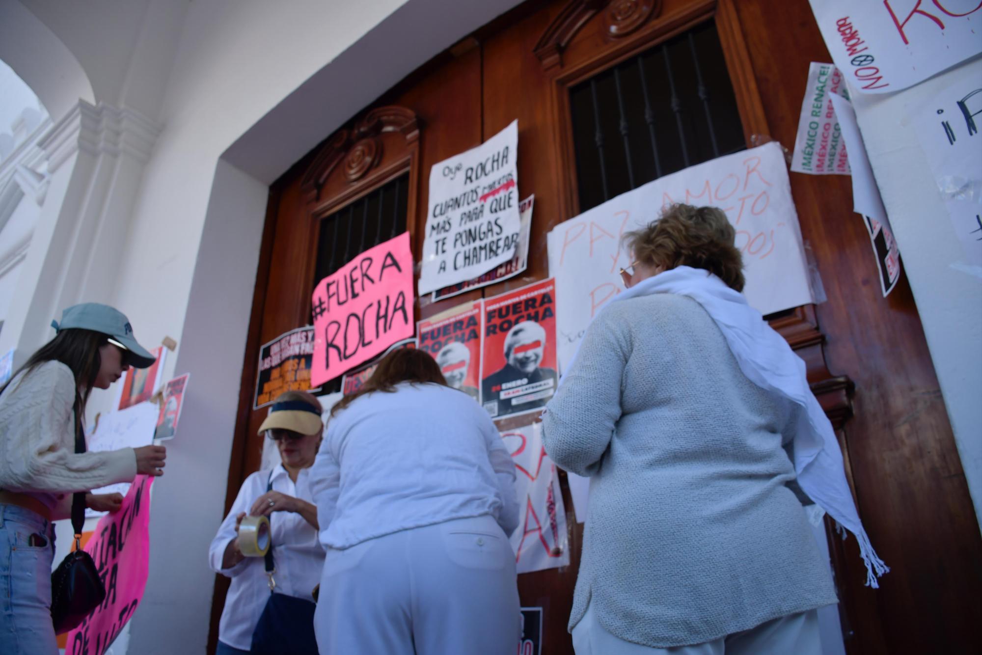 $!Ciudadanos inundan primer cuadro de Culiacán con carteles de rechazo a Rocha Moya y exigencias de justicia