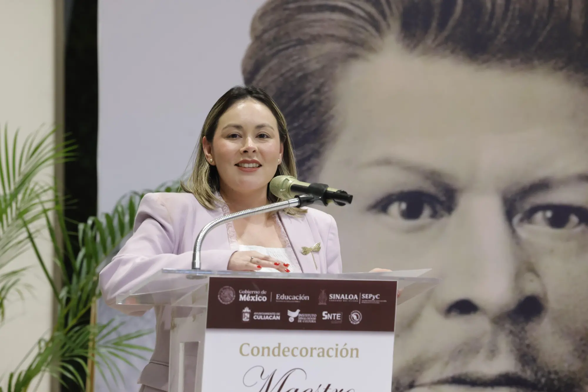 $!Entrega Yeraldine Bonilla la Medalla Maestro Altamirano a 183 docentes por 40 años de servicio