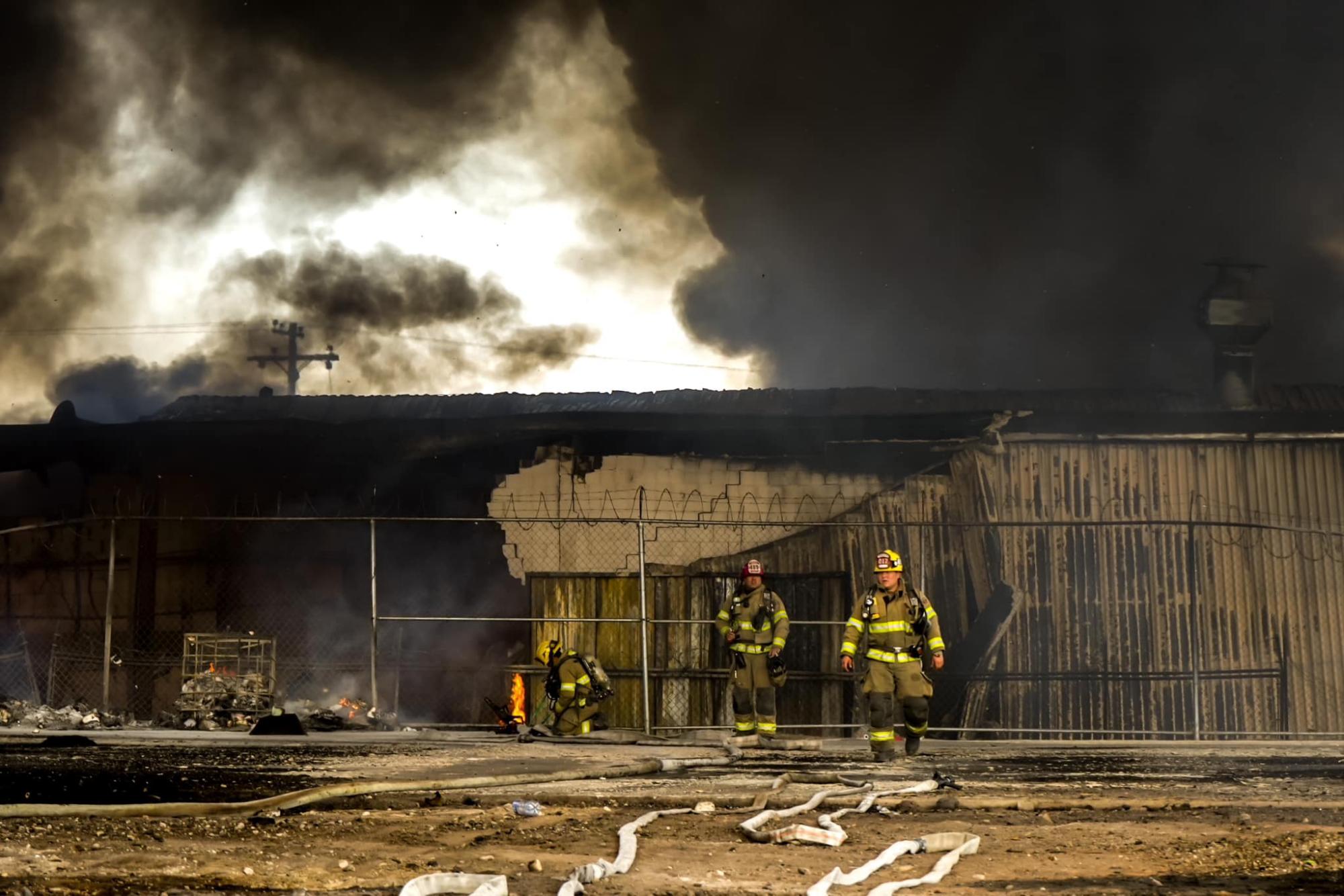 $!Arrasa incendio con fábrica de esponjas en Tijuana
