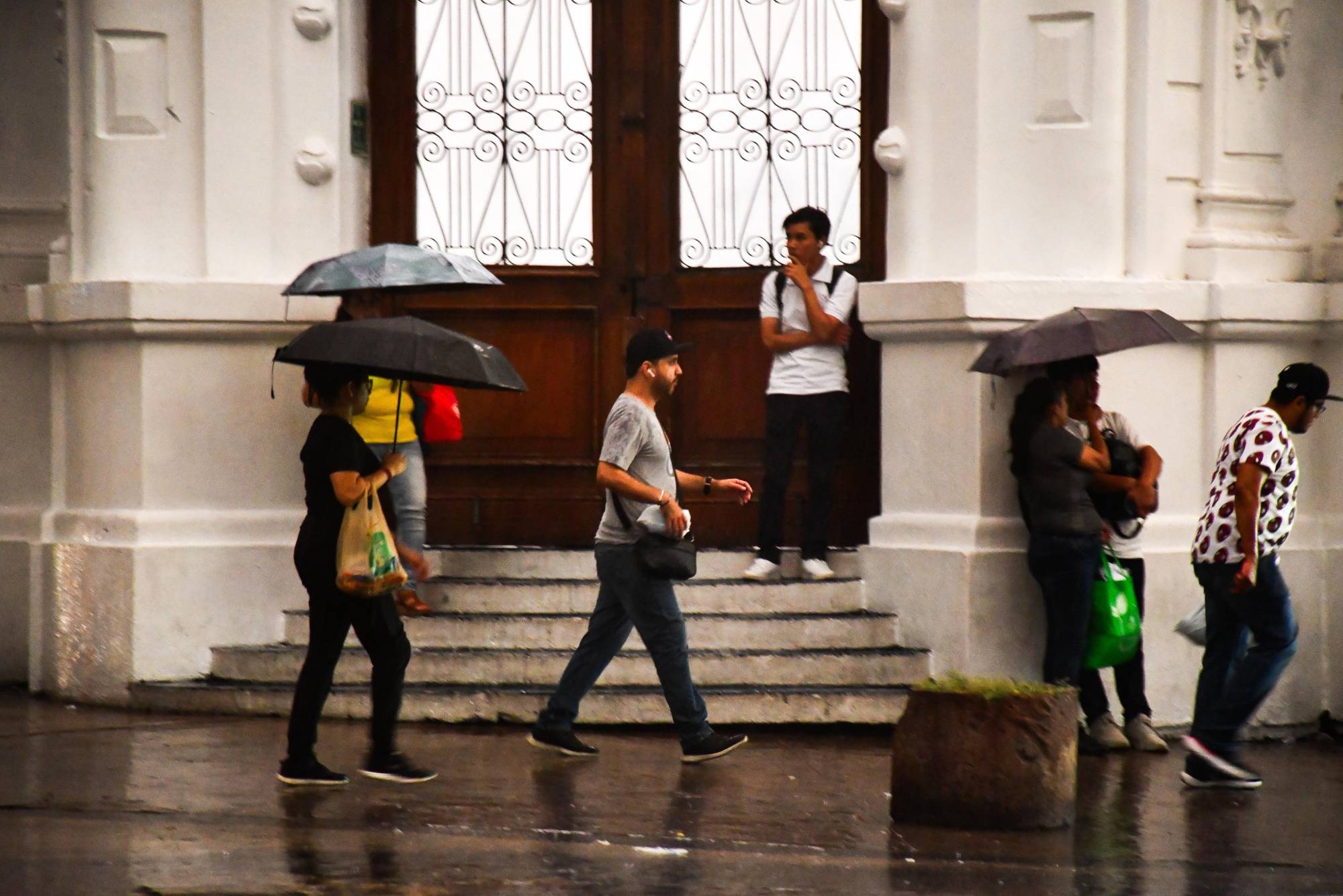 $!Cae fuerte tormenta en el centro de Culiacán; llaman a tomar precauciones