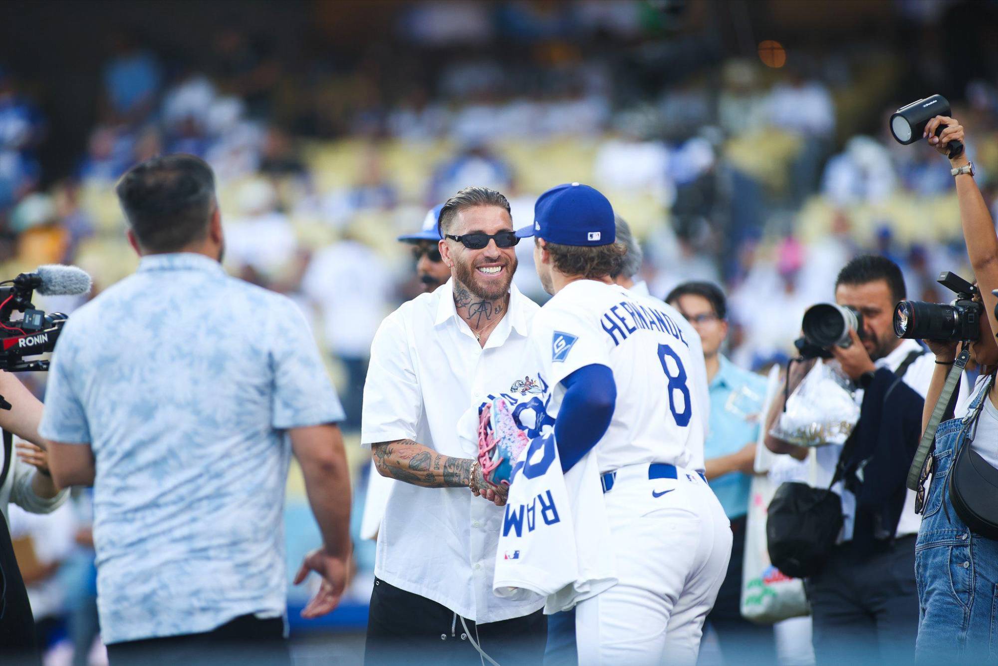 $!Sergio Ramos lanza la primera bola en juego de Dodgers