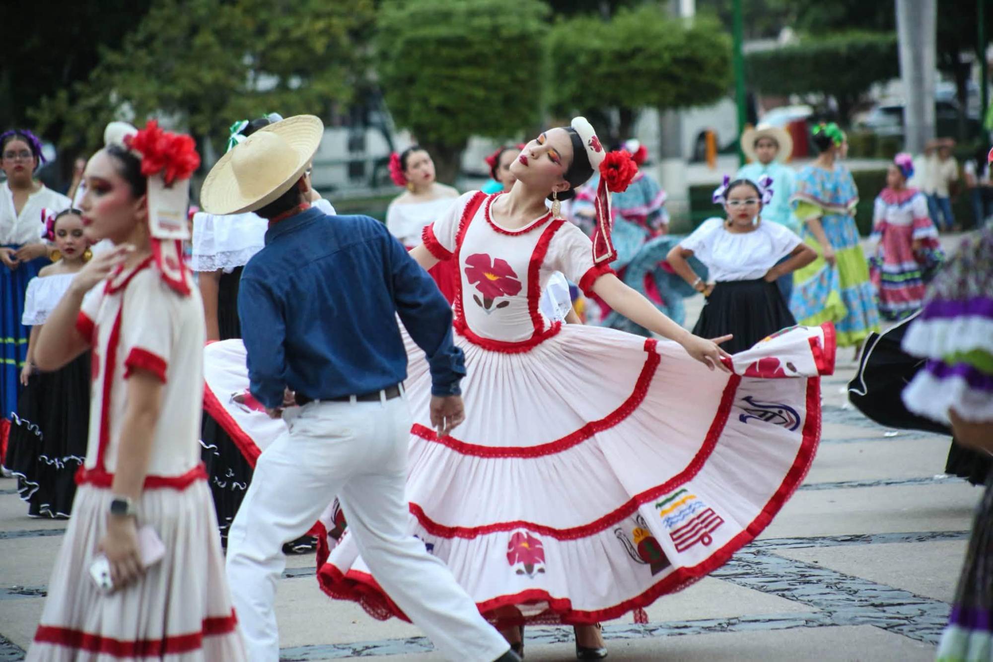 $!Bailarines celebran con danza las tradiciones sinaloenses.