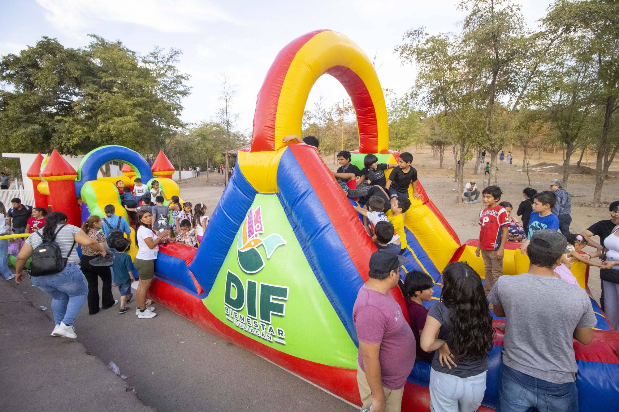 $!Al final también disfrutaron los niños del brincolín.