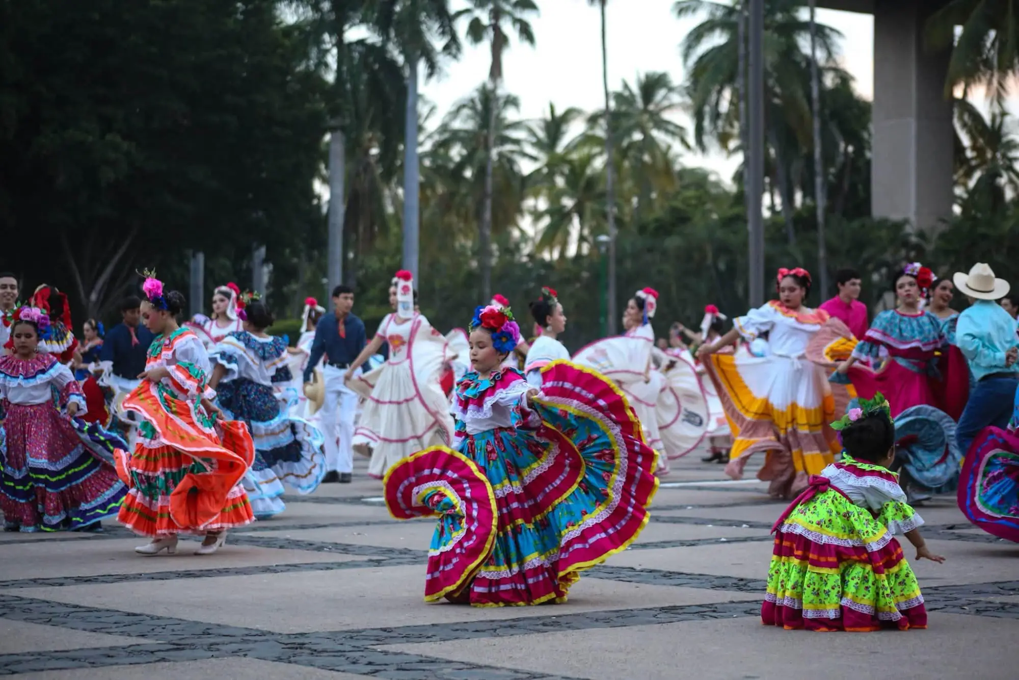 $!Pequeñas integrantes de la compañía de danza también se suman al festejo.