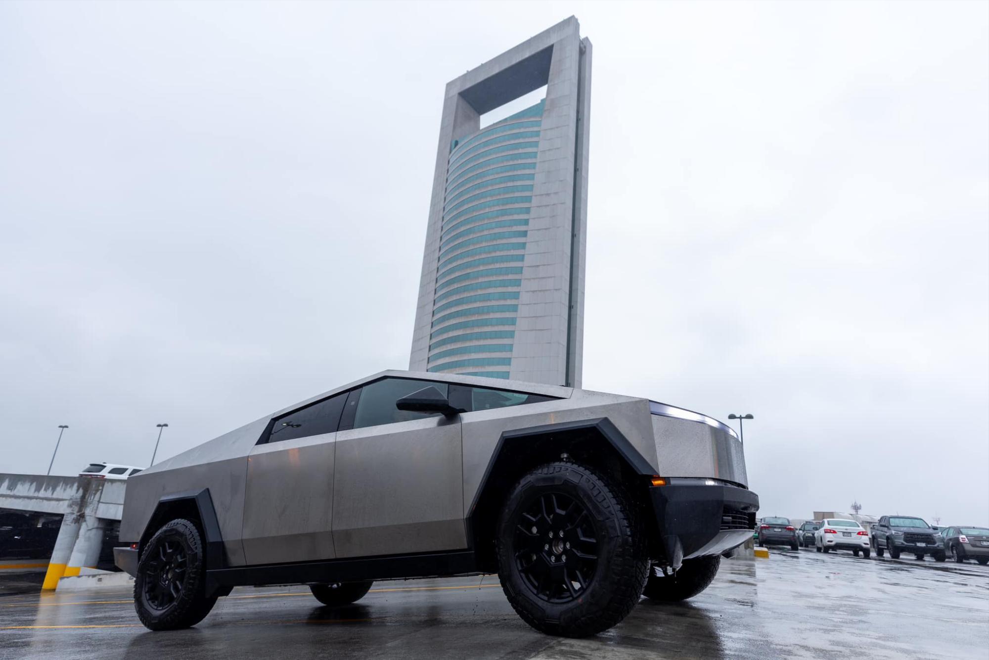 $!Samuel García llega a evento conduciendo una Cybertruck de Tesla