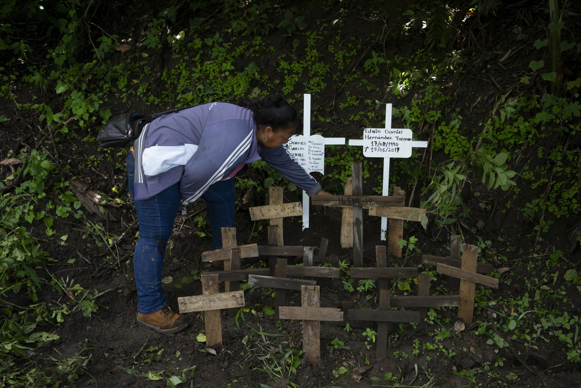 $!Cruces colocadas en un fosa localizada por familiares de personas desaparecidas.
