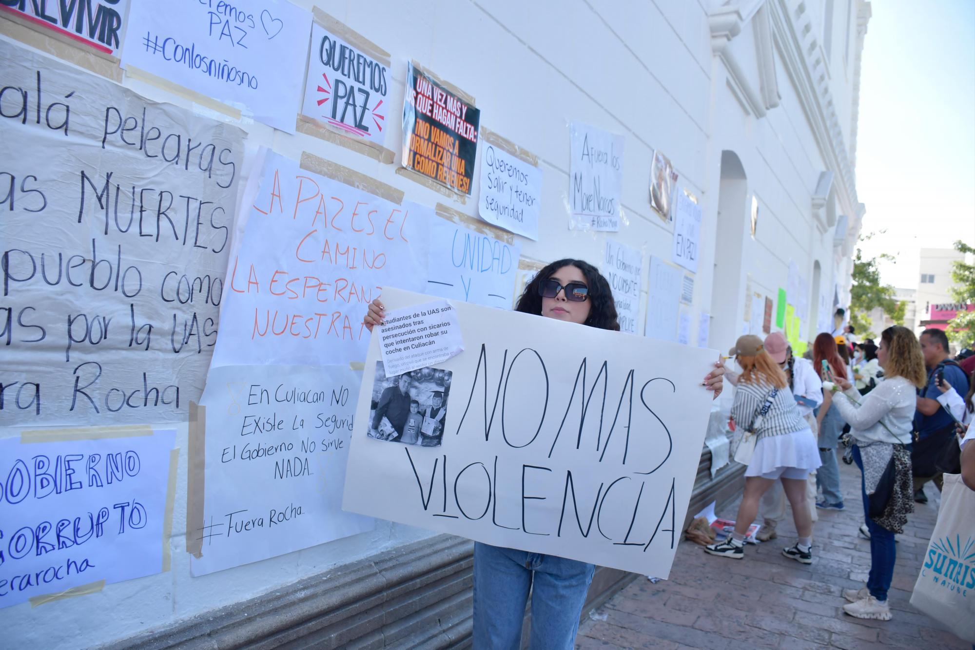 $!Ciudadanos inundan primer cuadro de Culiacán con carteles de rechazo a Rocha Moya y exigencias de justicia