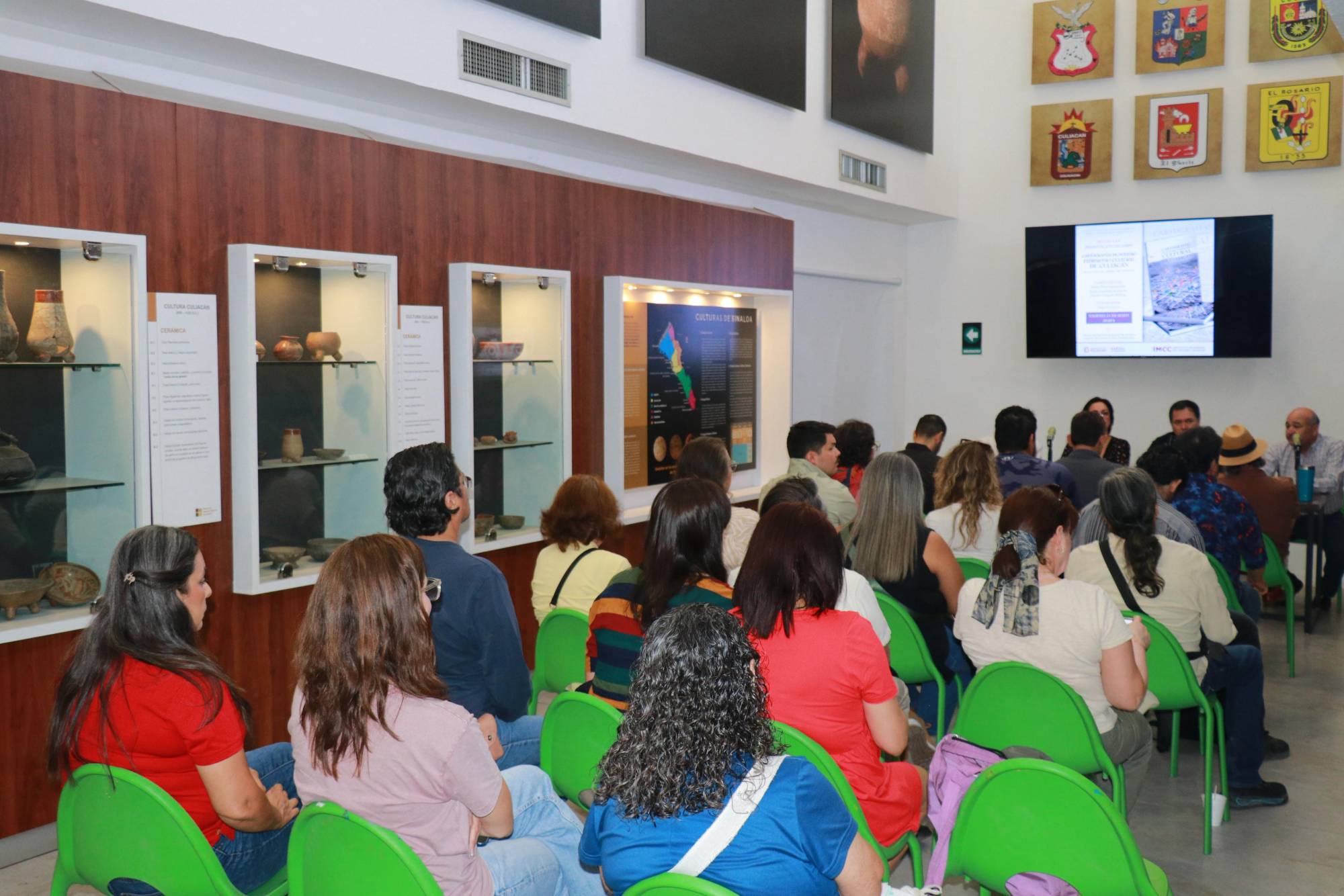 $!Con una notable concurrencia se presenta el libro de la editorial Palabras del Humaya.