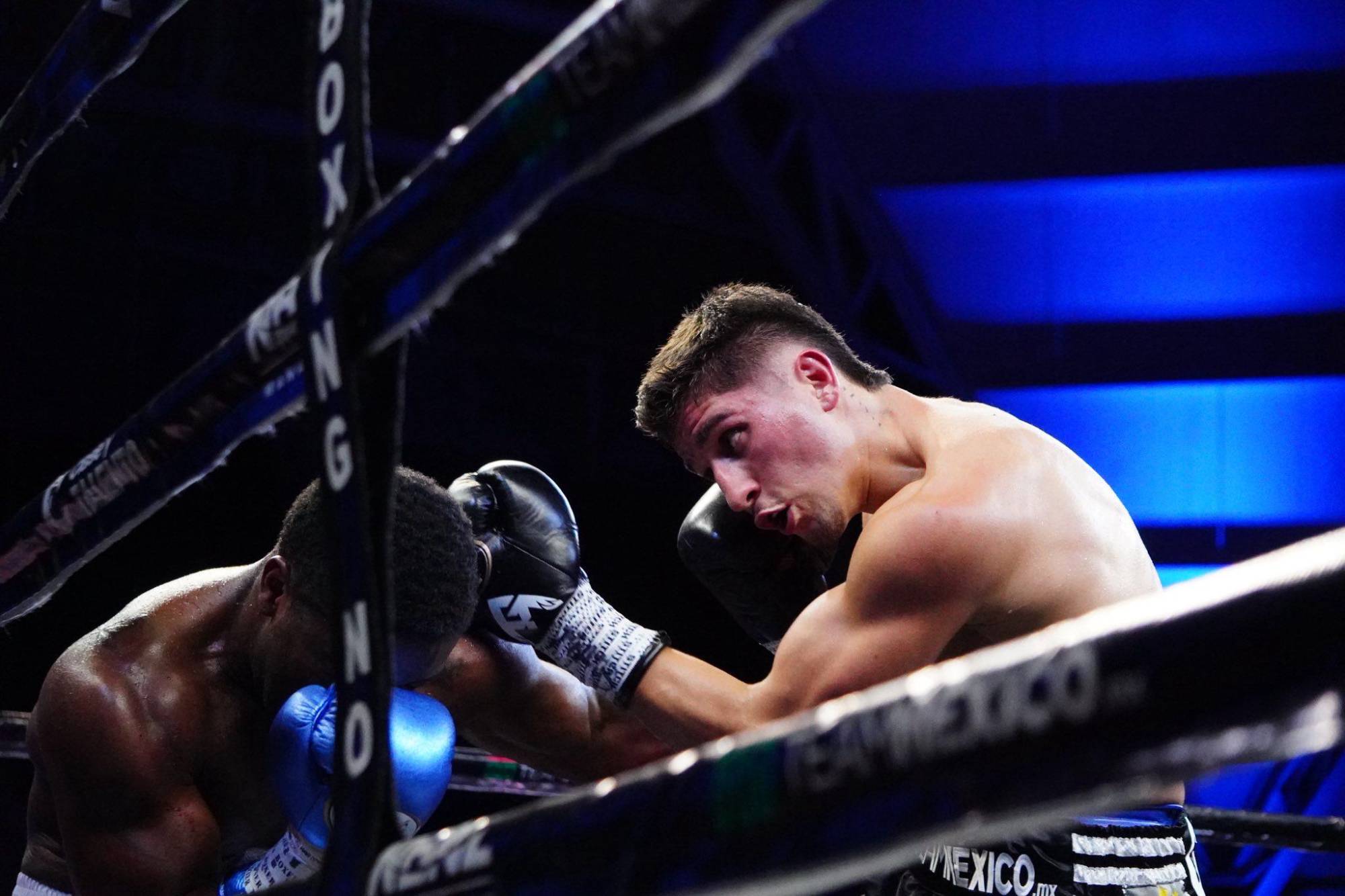 $!Marco Verde mantiene invicto tras vencer a Alexander Moreno en Guadalajara