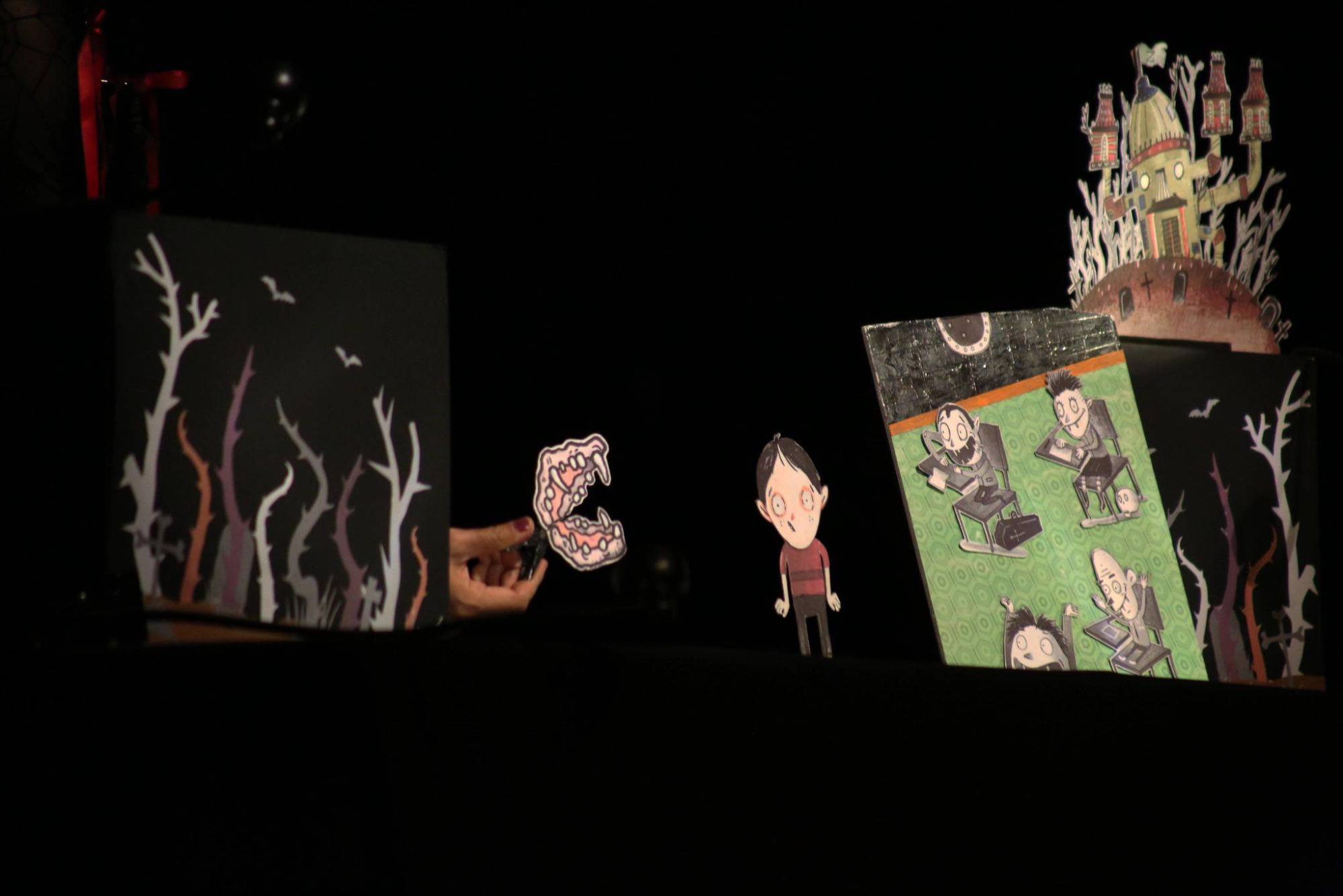 $!La obra recreó la historia con personajes de papel.