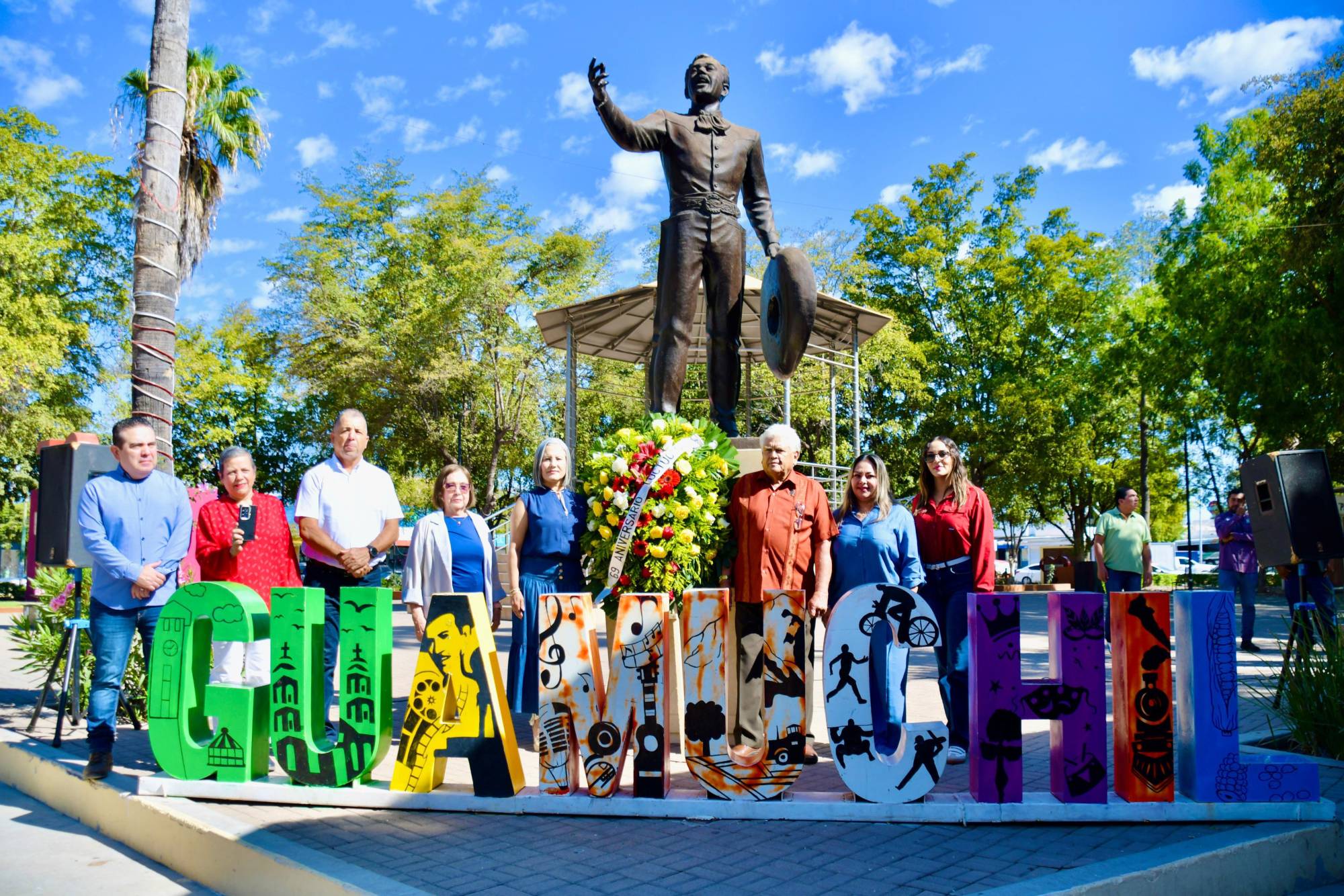 $!Con ofrendas florales se recordó en Guamúchil el legado del ídolo de México, Pedro Infante.