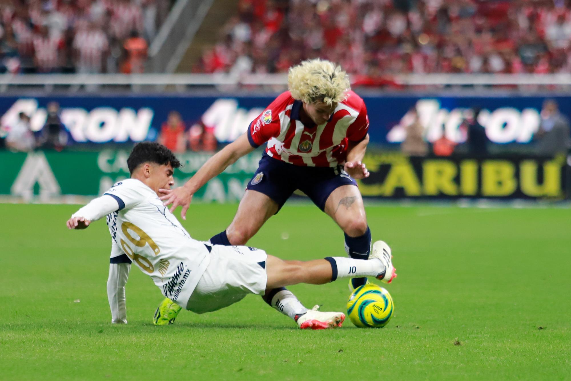 $!Chivas se impone a Pumas en regreso de Chicharito