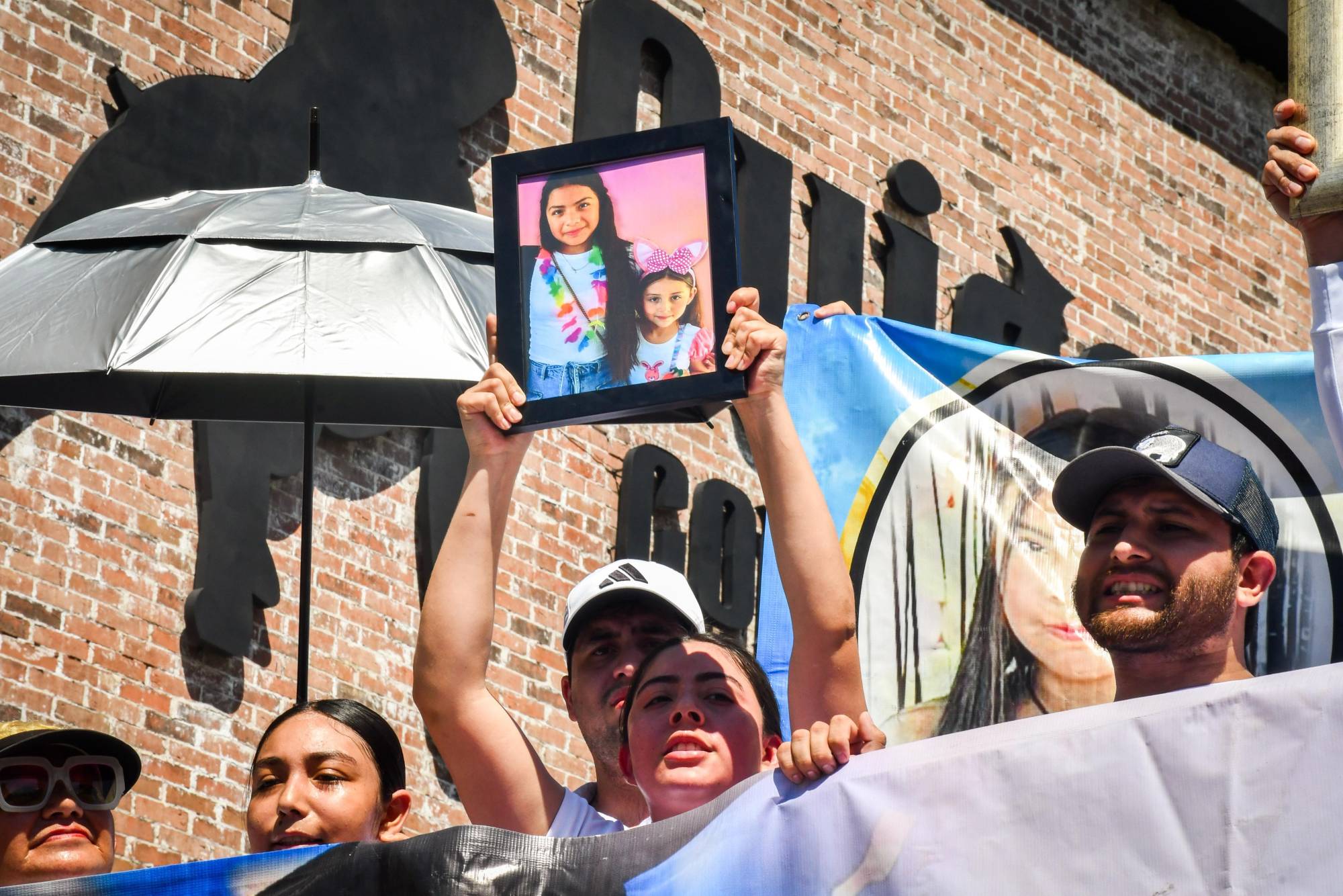 $!Familiares exigen a Sheinbaum justicia por las niñas Leidy y Alexa; fueron víctimas del Ejército, dicen