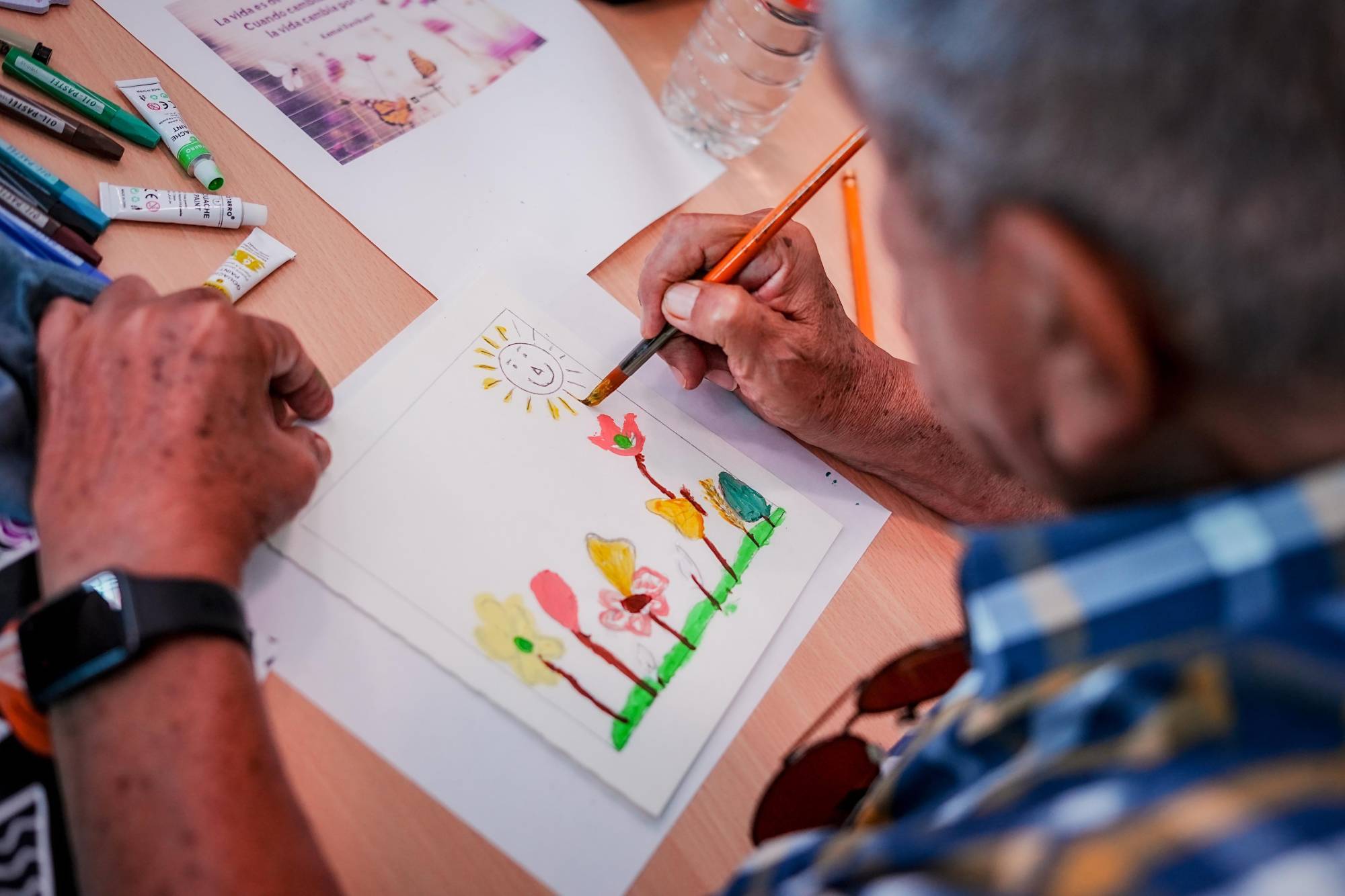 $!Los participantes exploran su mundo interior a través de la pintura.