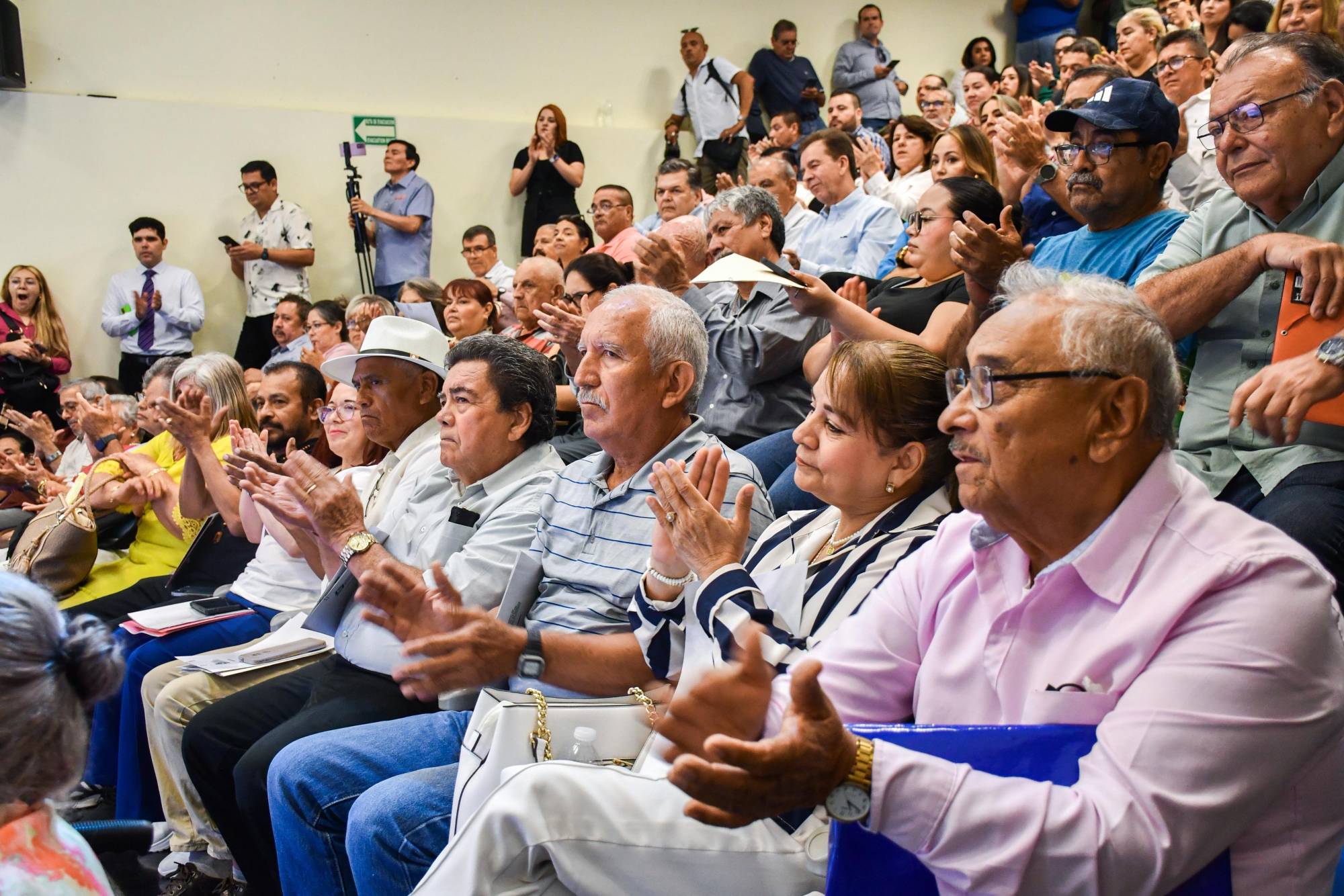 $!Entregan estímulos por jubilación a 55 trabajadores de Cobaes