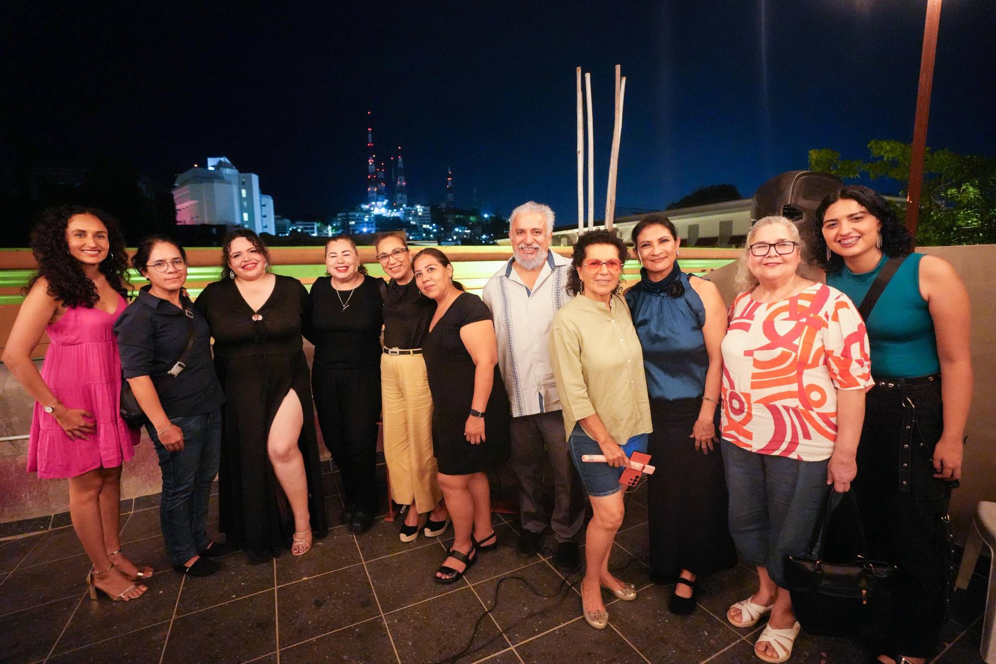 $!La mezzosoprano mazatleca entre algunos de sus amigos quienes también forman parte del Coro Ángela Peralta.