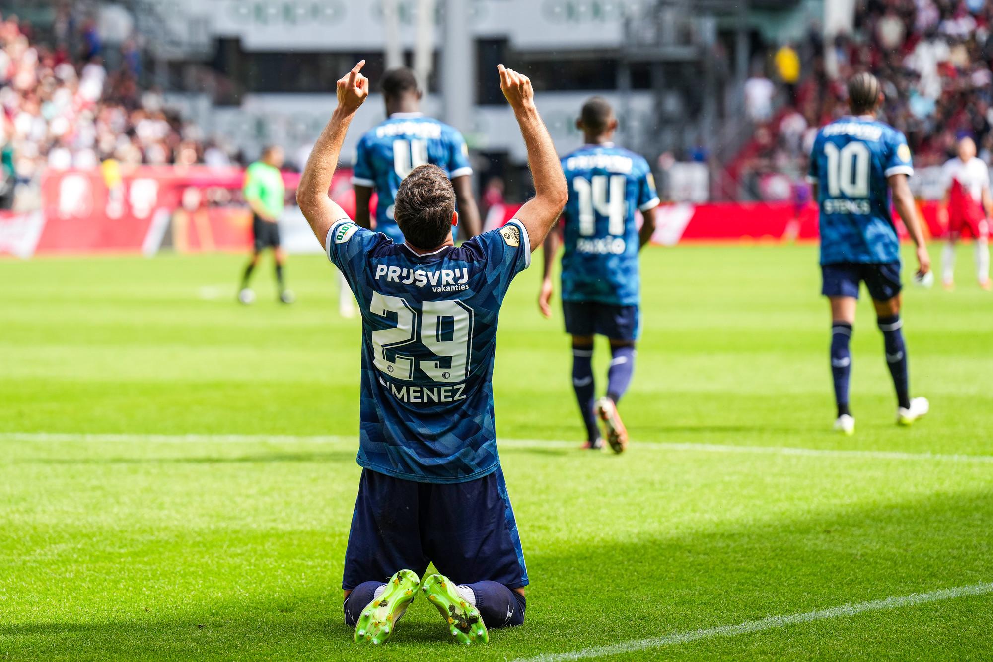 $!Santiago Giménez marca doblete, pero sale lesionado