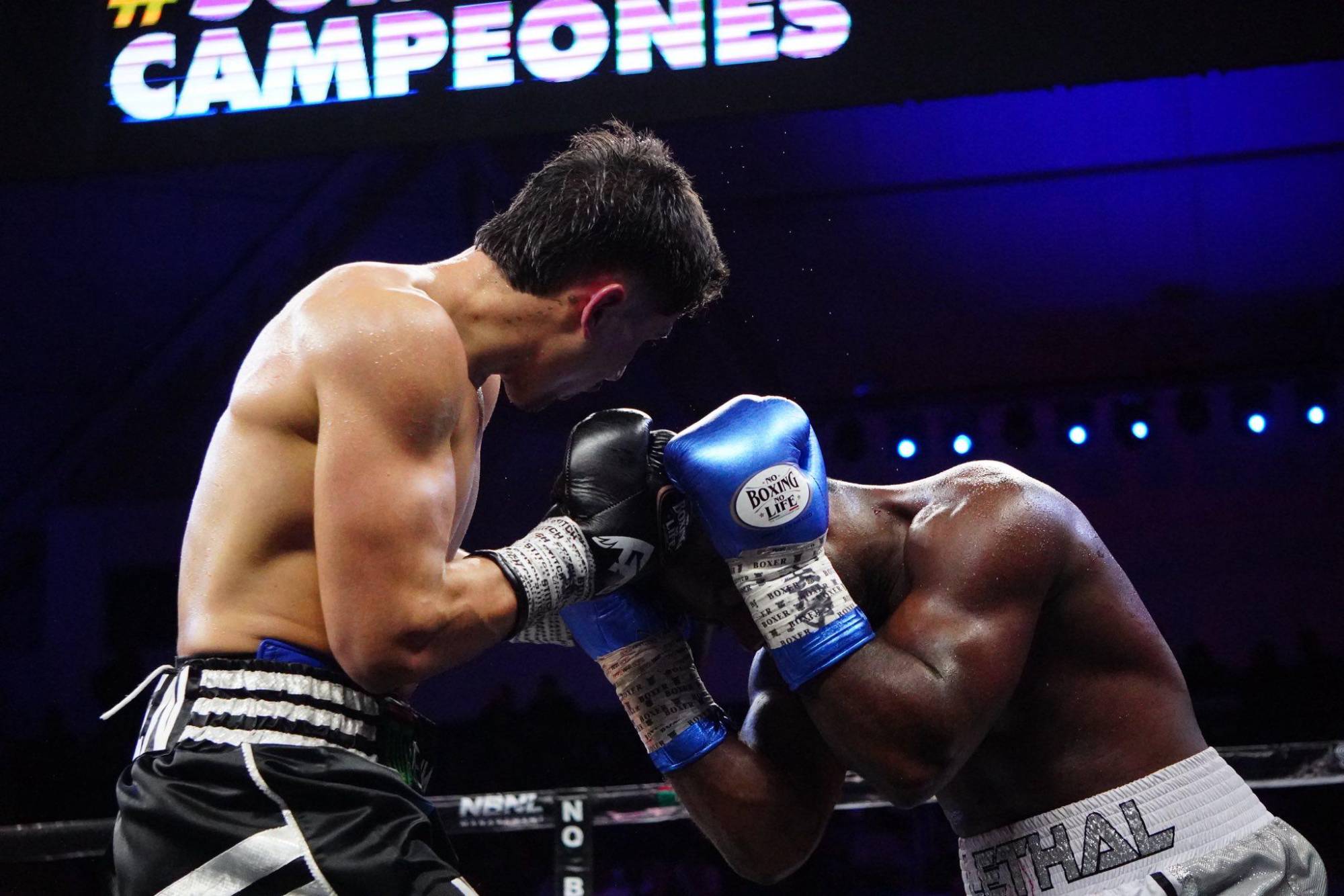 $!Marco Verde mantiene invicto tras vencer a Alexander Moreno en Guadalajara