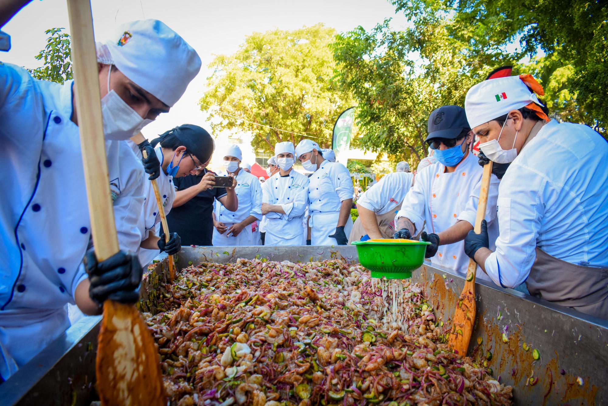 $!Más de una tonelada de aguachile se prepara para ser vendido en apoyo a los músicos.