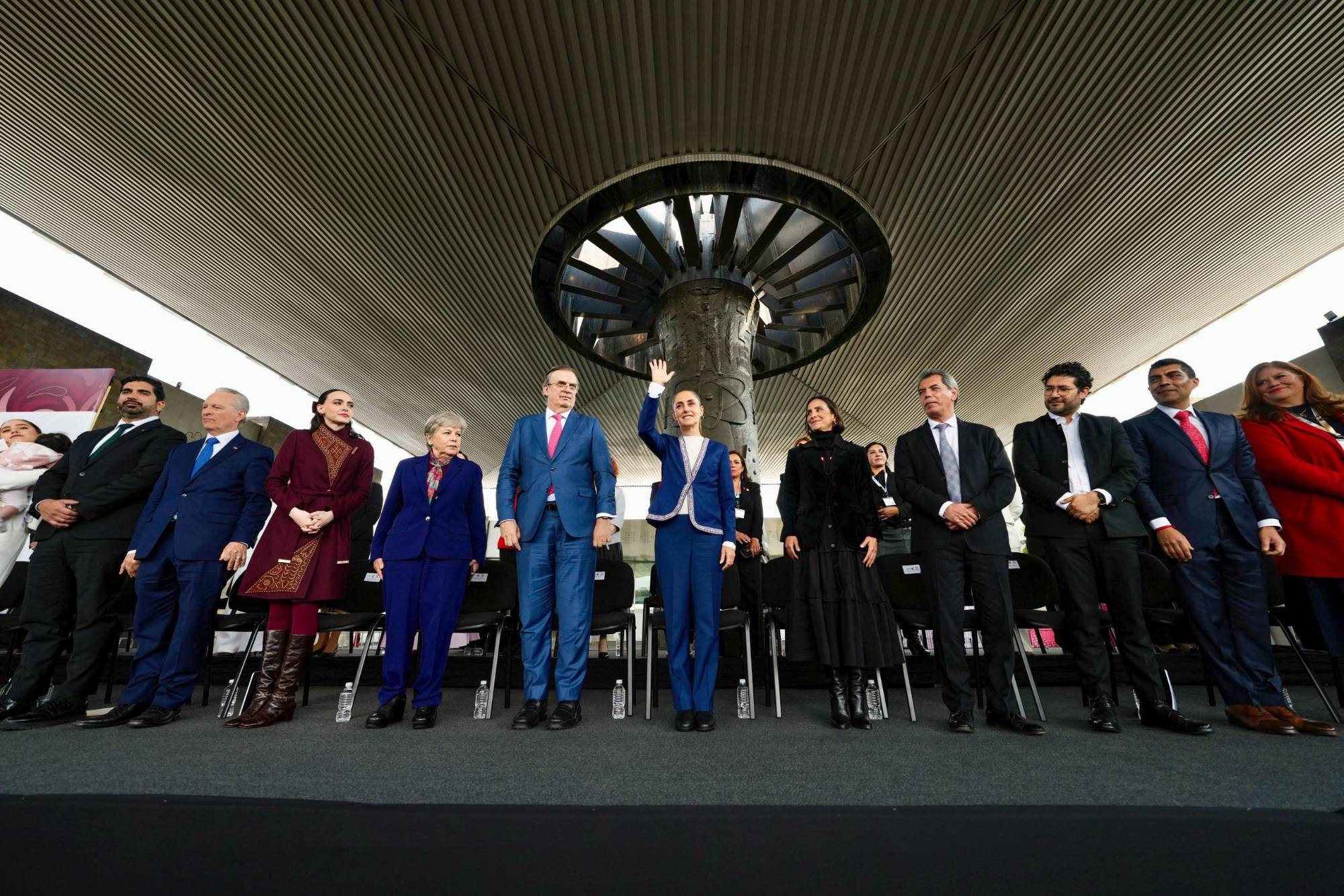 $!Sheinbaum llama a empresarios a impulsar inversiones y prevé un mejor 2026 para México