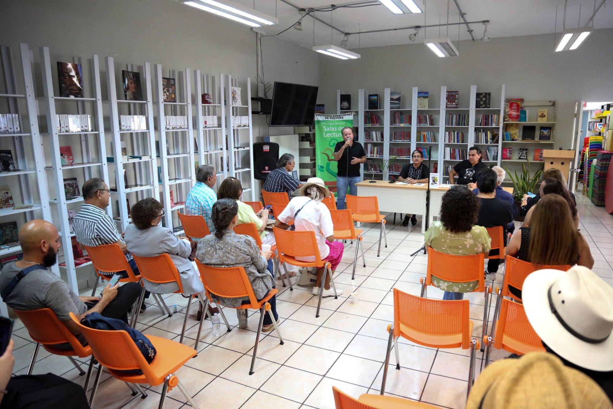 $!El público escuchó atento los comentarios.