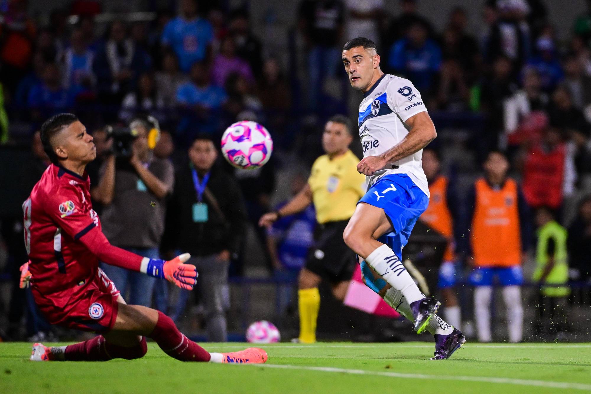 $!Roja temprana y Cruz Azul vence 2-0 a Monterrey