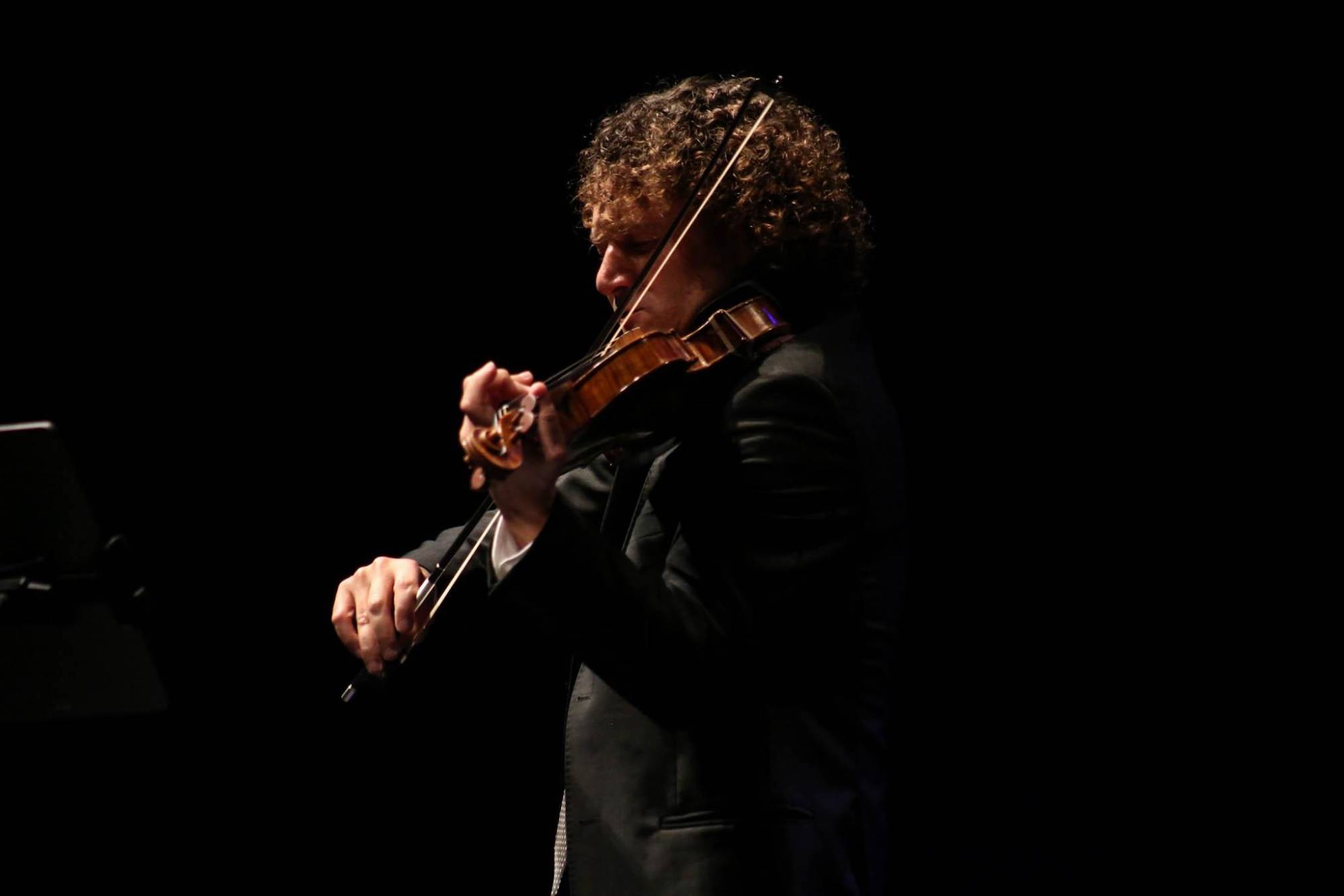 $!El director titular y violinista Alexandre Da Costa estableció una relación cercana con los asistentes.