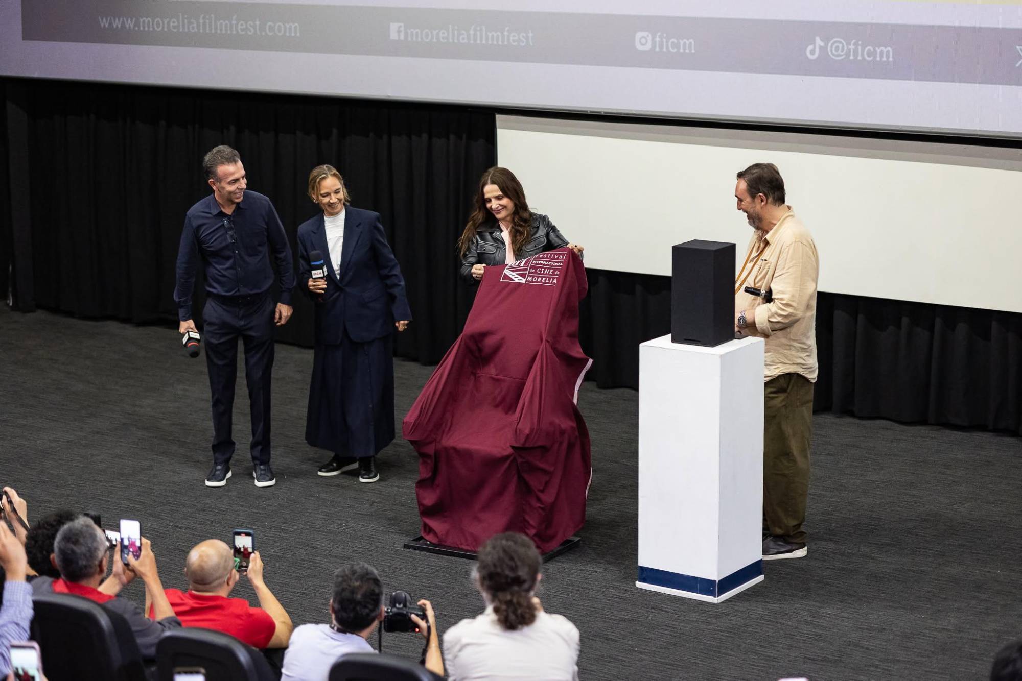 $!Binoche también develó su butaca en el Cinépolis Centro, compartiendo con el público un momento de gran emoción y gratitud hacia el festival.